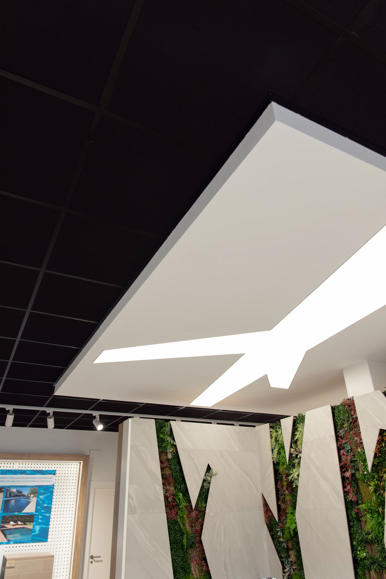 Árboles verticales en la pared del showroom