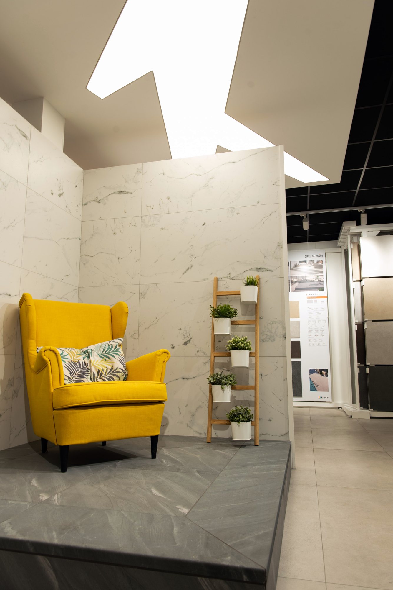 Rincón con sillón amarillo y peldaños revestidos