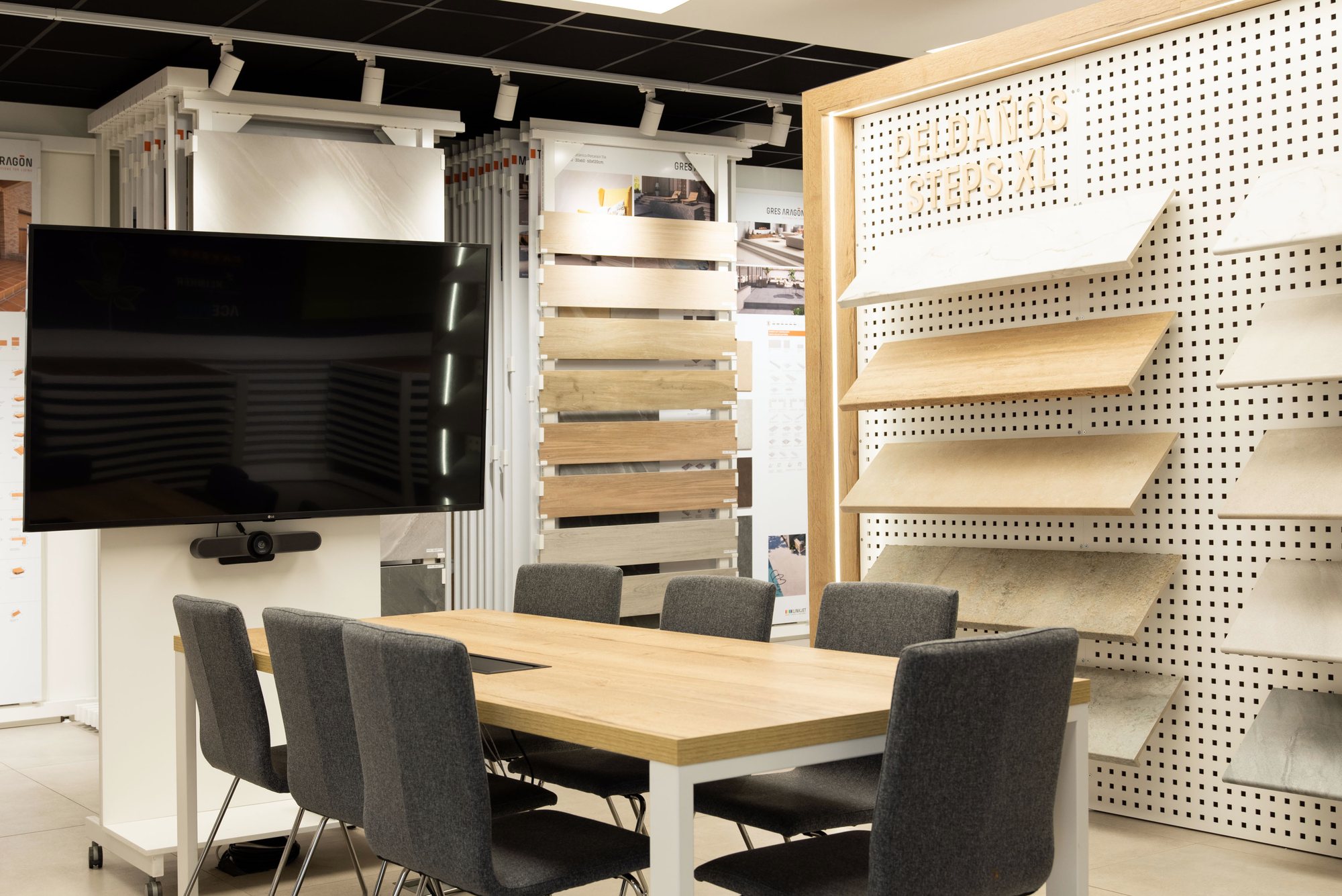 Sala de reuniones con expositores de muestras