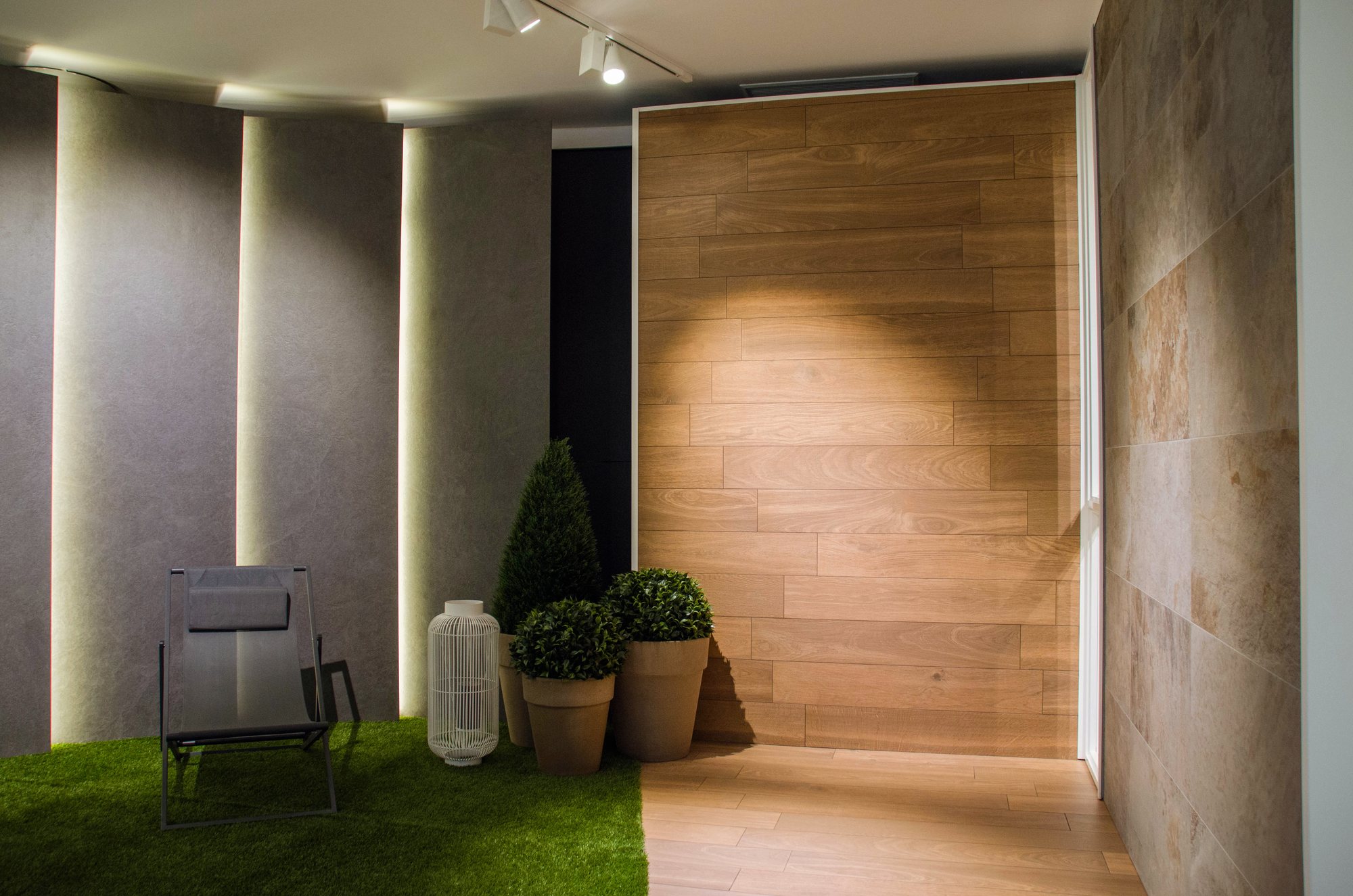 Acceso con revestimiento de gran formato y LED