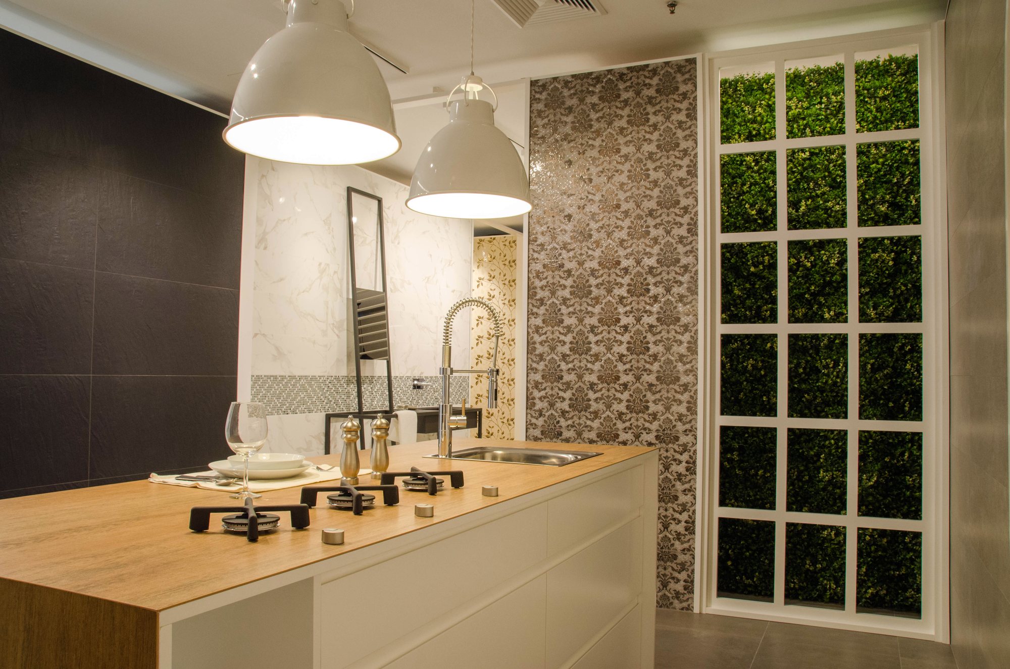 Ambiente de cocina con jardín vertical