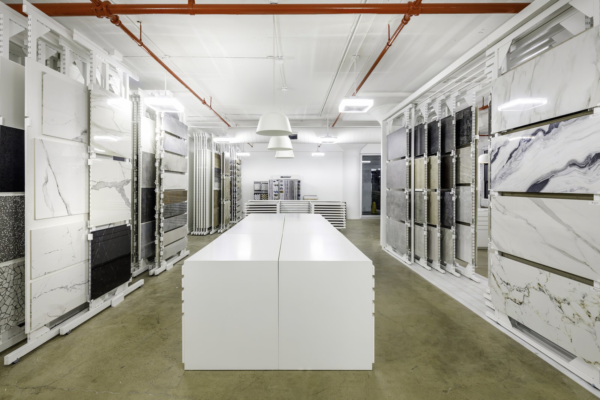 Vista general del showroom de Home Tyles en Nueva York