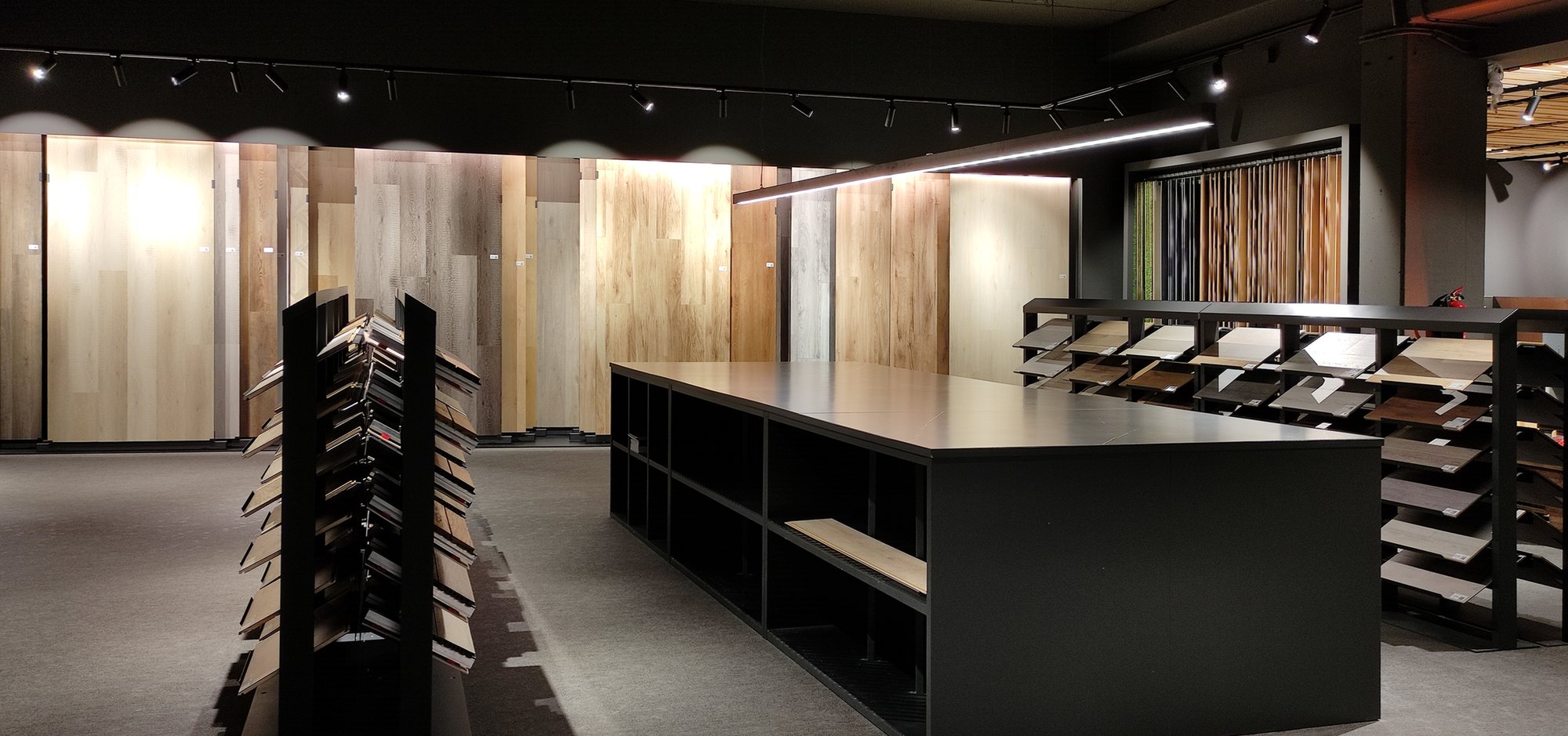 Mesa central y expositores del showroom de Jorge Fernández en Júndiz
