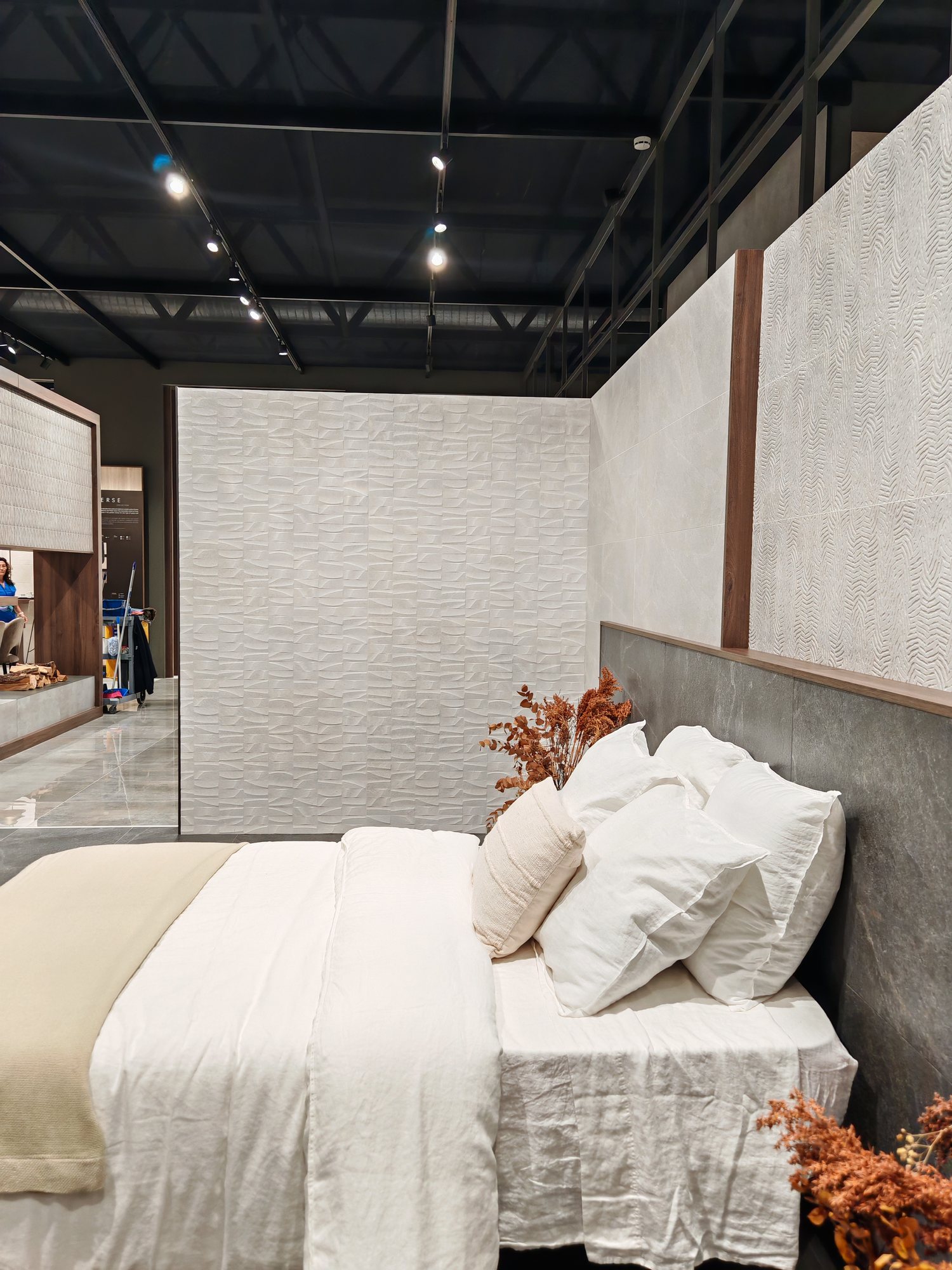 Ambiente de dormitorio con cabecero revestido
