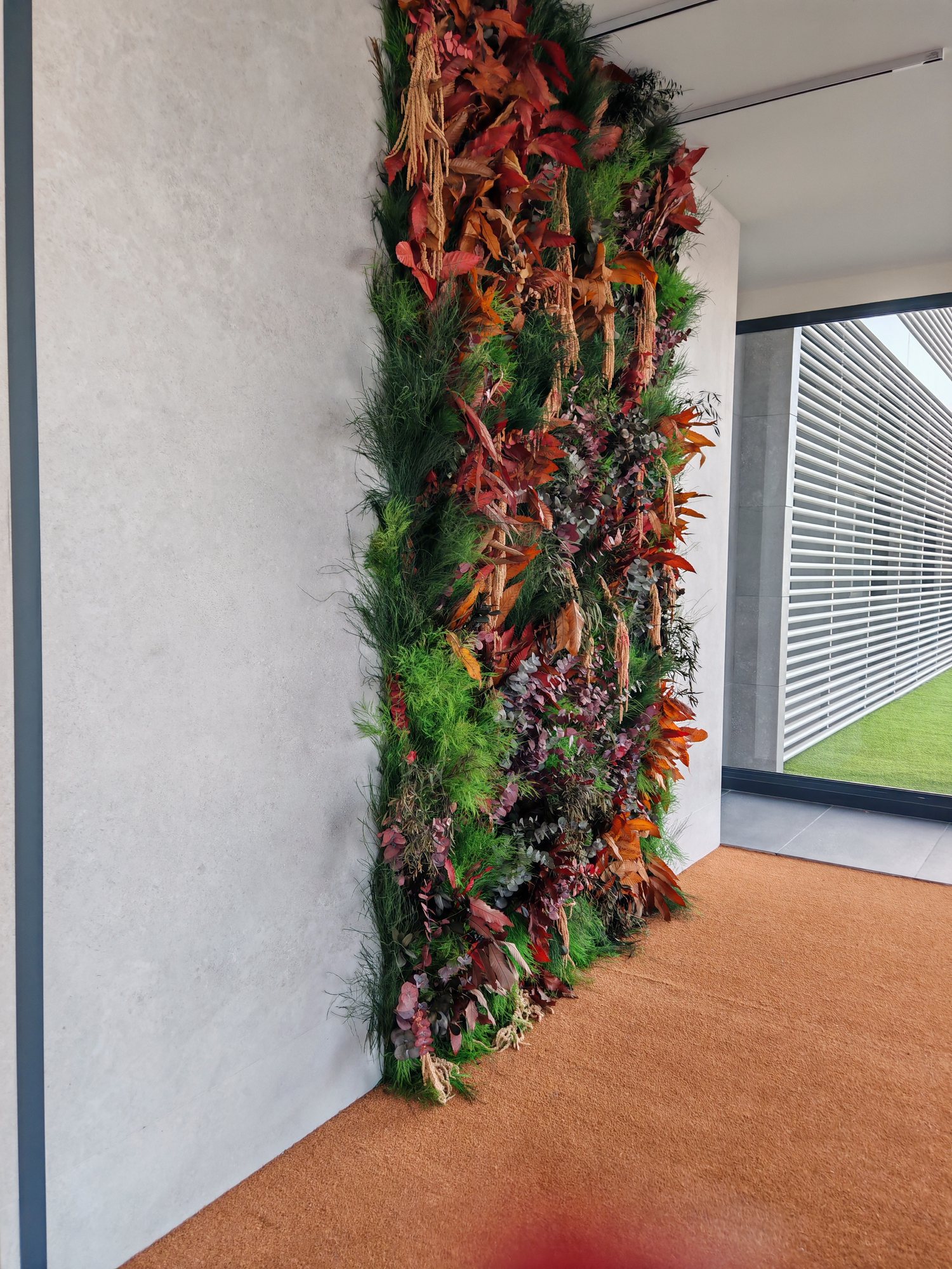 Jardín vertical en la zona de acceso