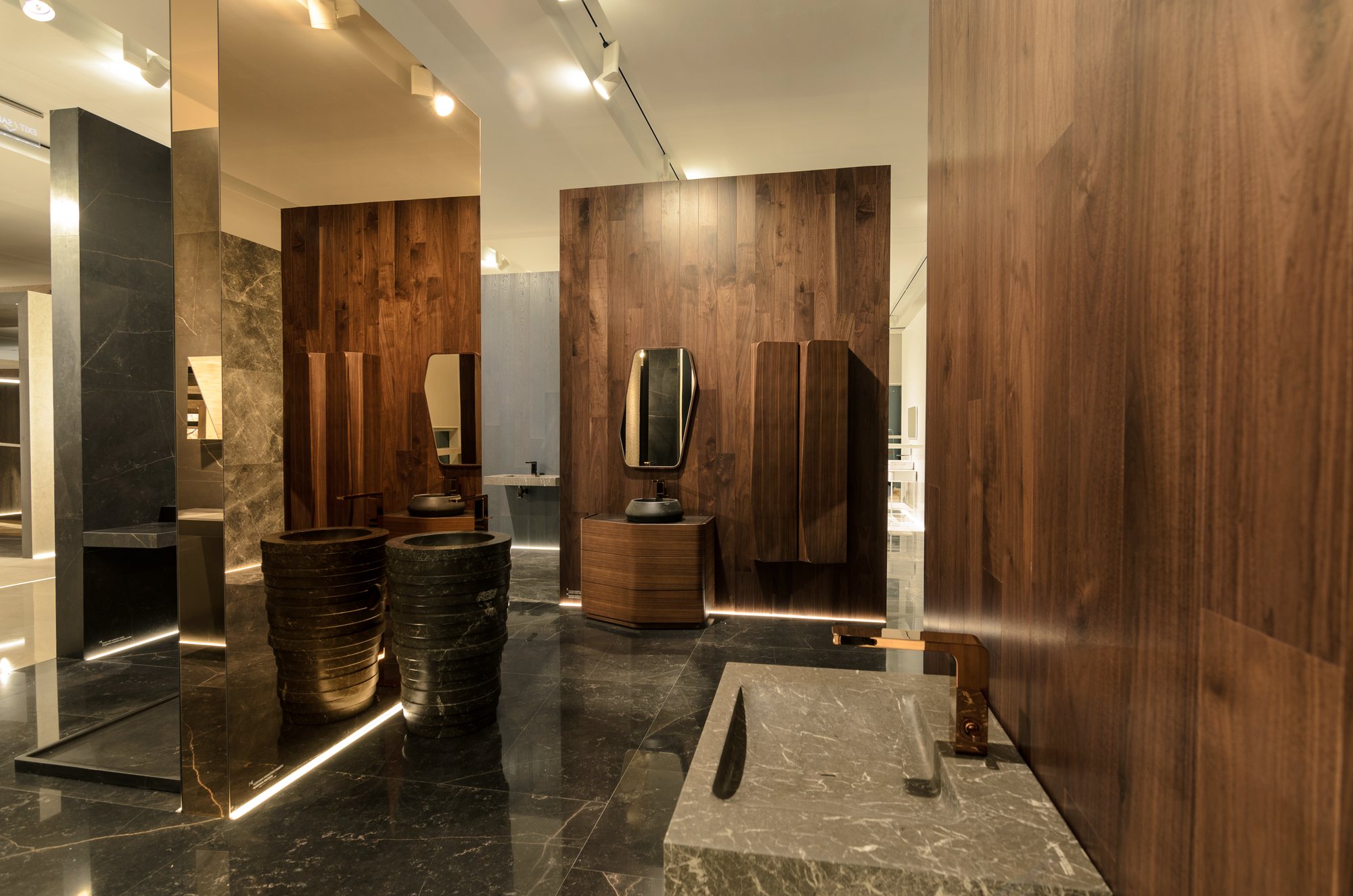Ambientes de baño en madera y piedra