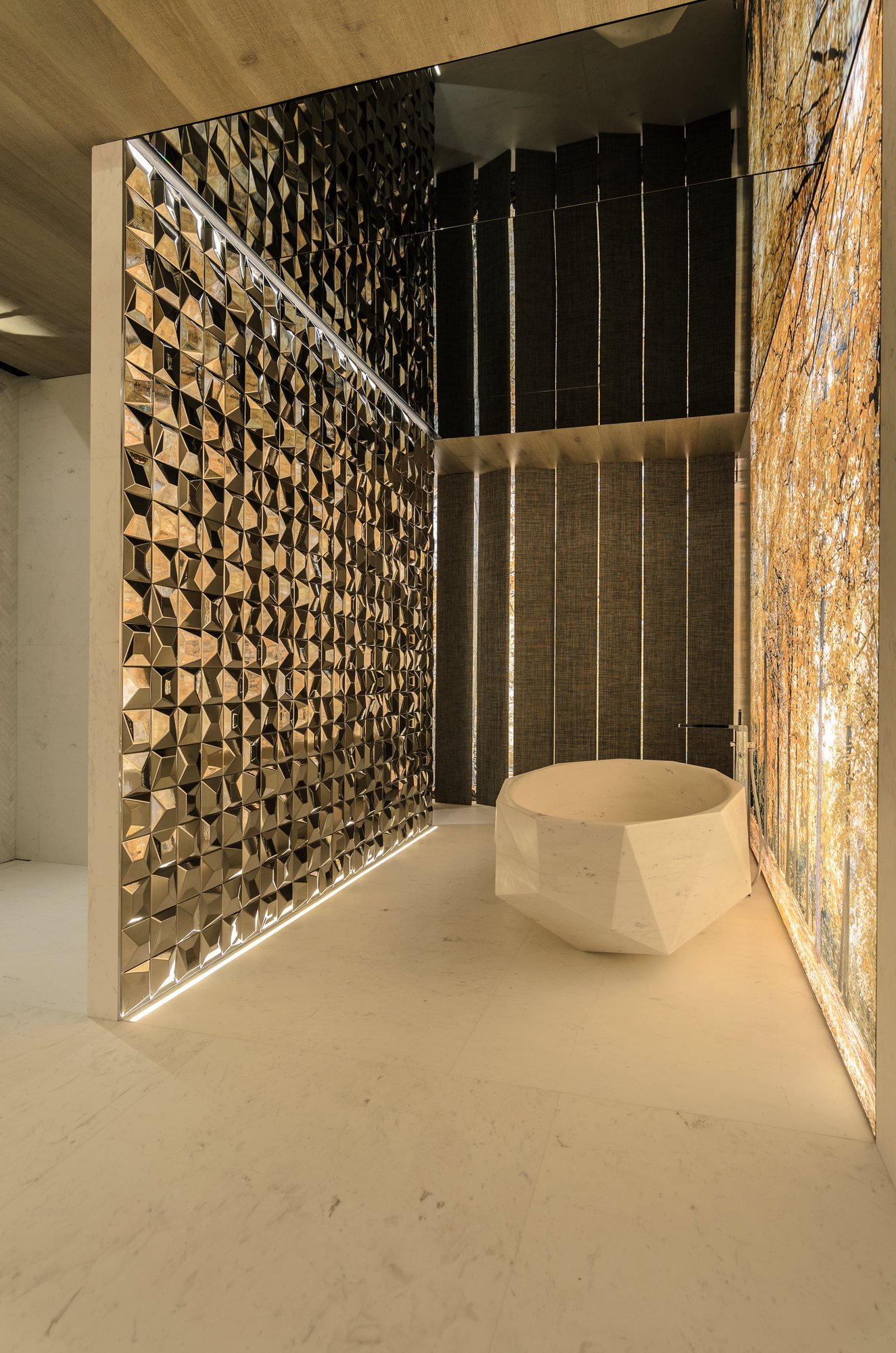 Ambiente de baño con muro de mosaico