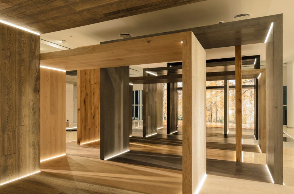 Pórticos de madera iluminados en el showroom de L'Antic Colonial