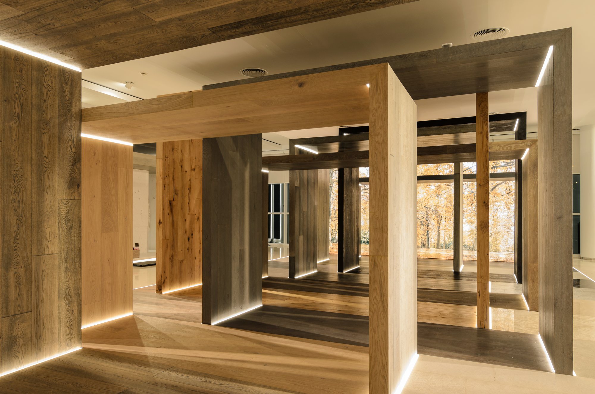Pórticos de madera iluminados en el showroom de L'Antic Colonial