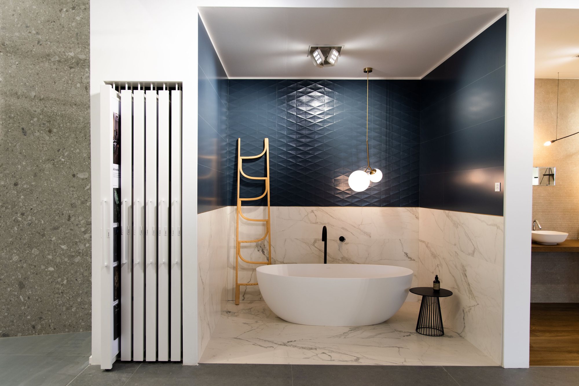 Ambiente de baño con bañera exenta y pared azul