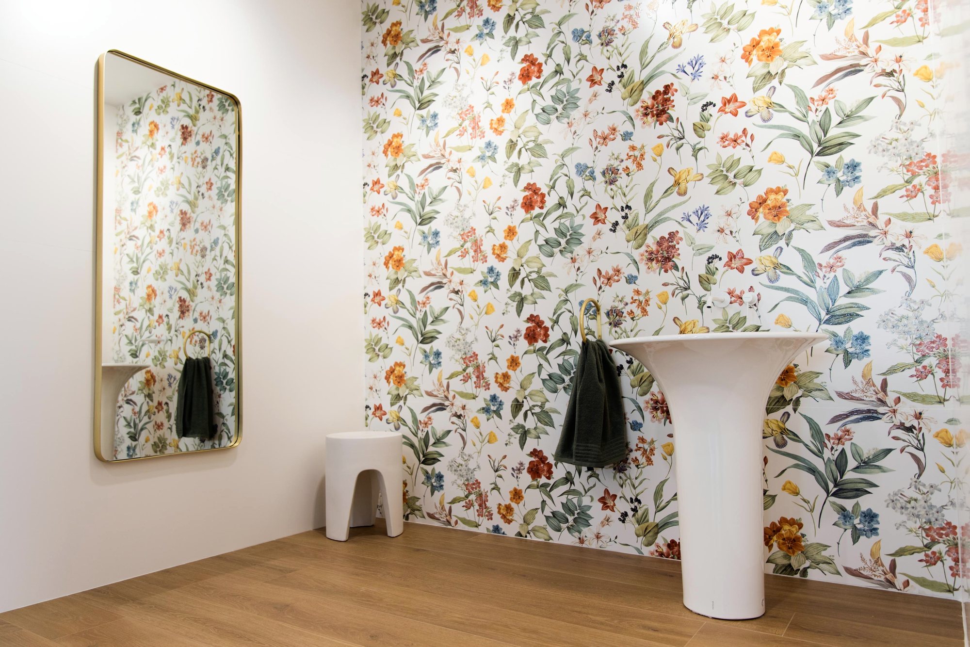 Ambiente con revestimiento floral y lavabo de pie