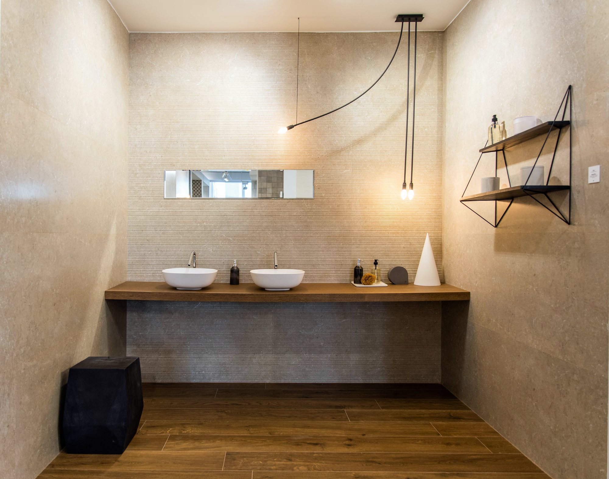 Ambiente con encimera de madera y dos lavabos