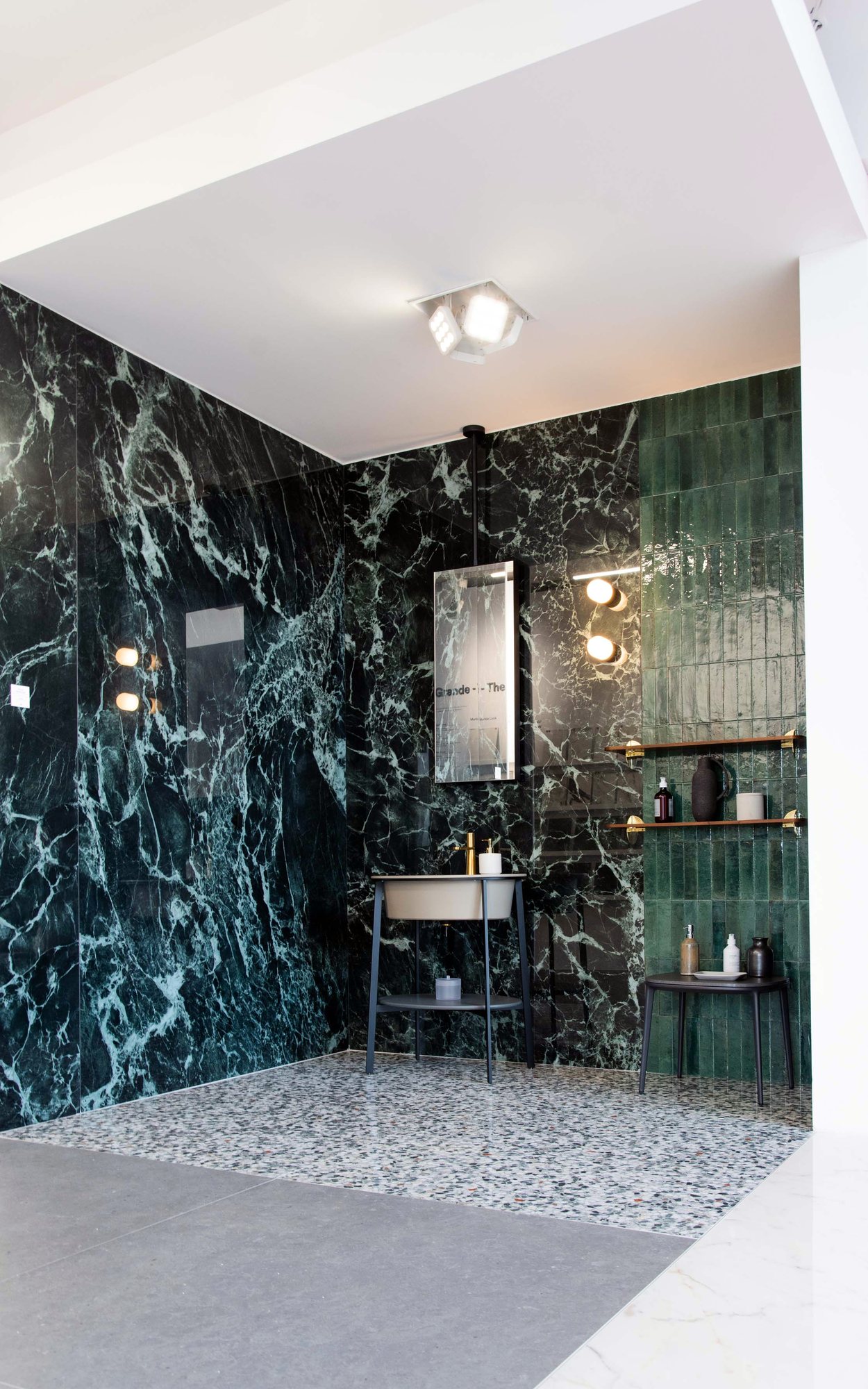 Ambiente de baño revestido en mármol verde