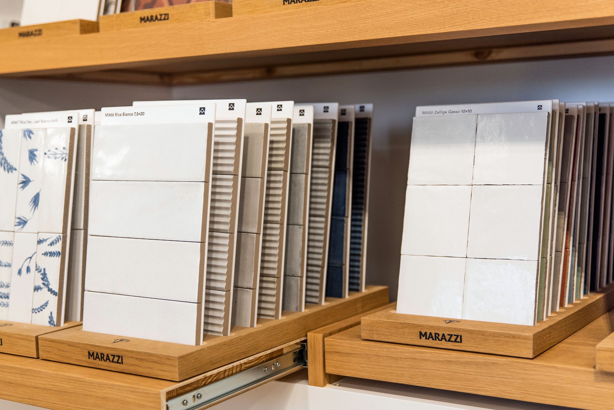 Cajones extraíbles de madera con muestras de cerámica
