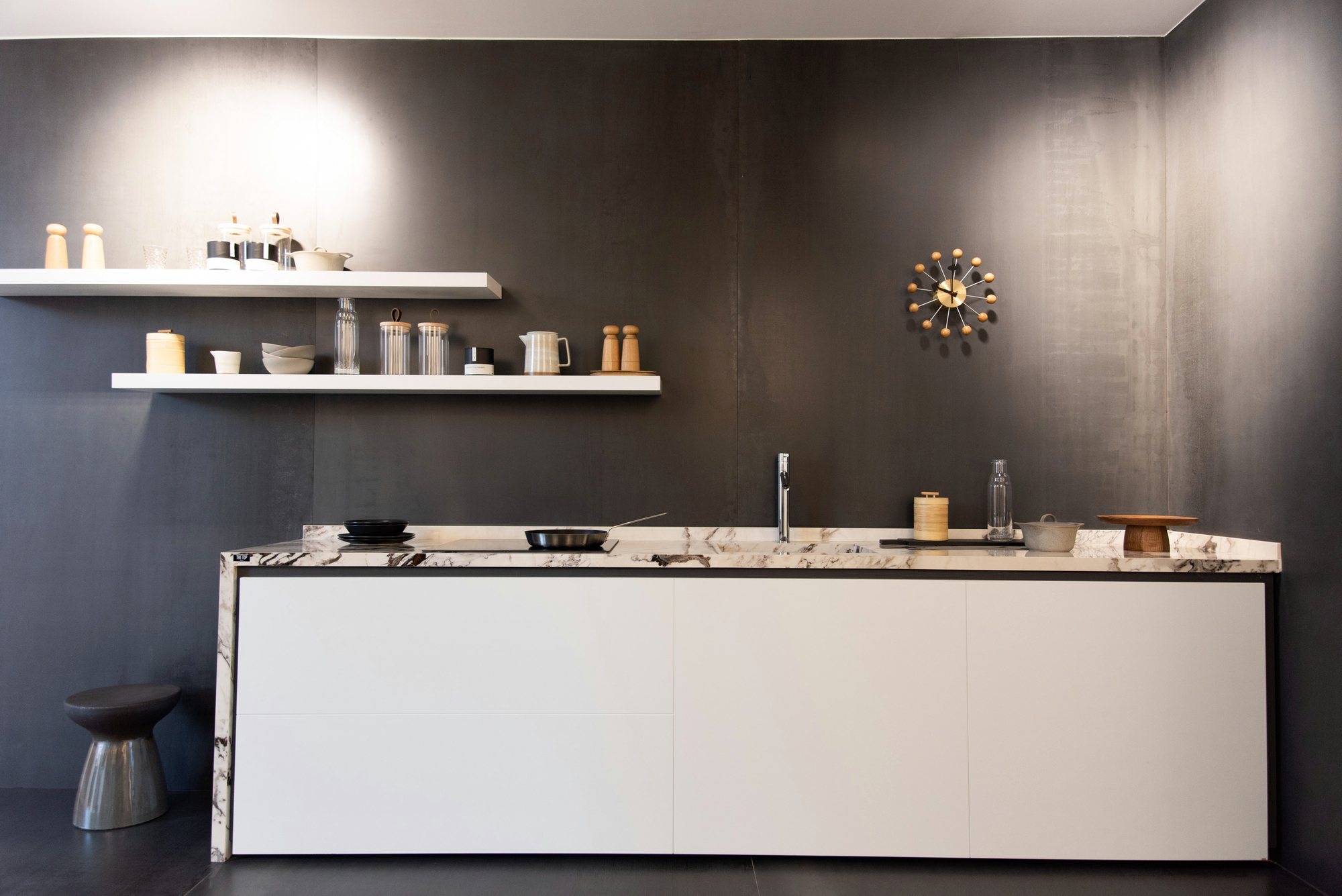 Ambiente de cocina con muebles blancos