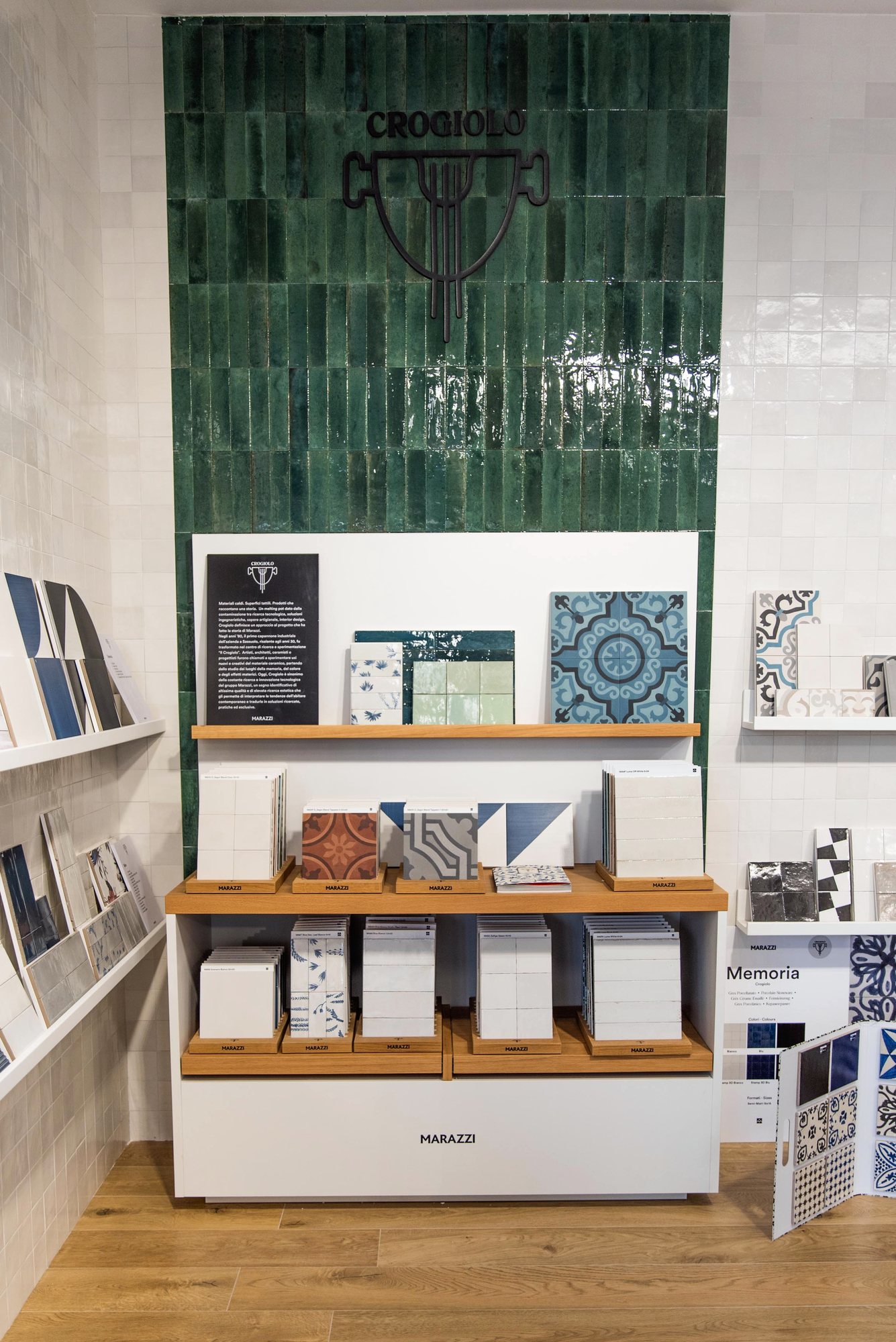 Expositor de revestimientos con mueble de cajones
