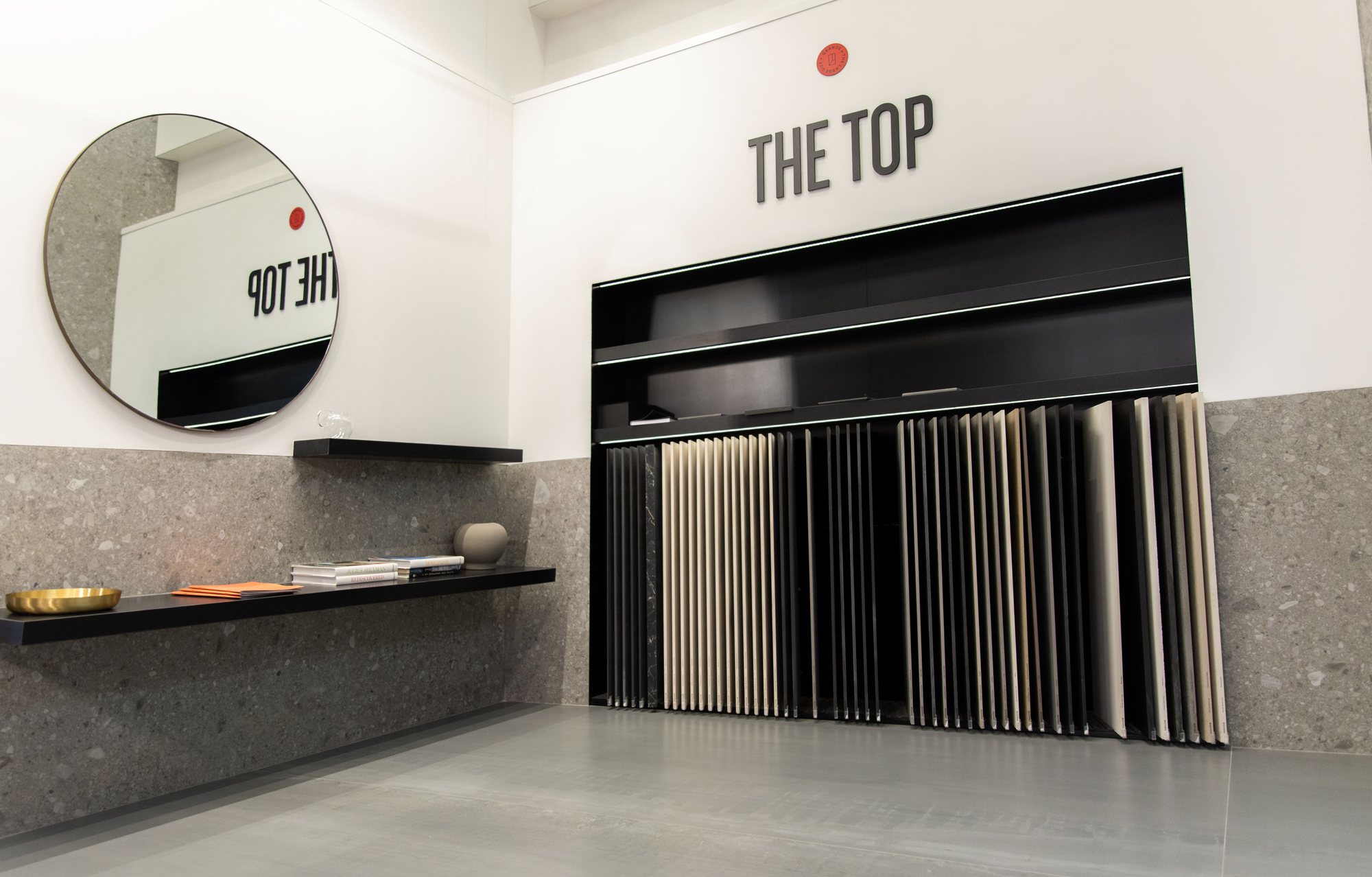 Zona The Top con expositor de piezas de gran formato
