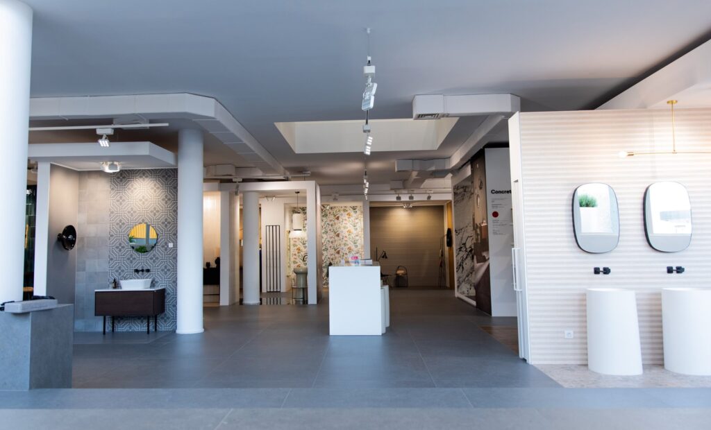 Vista general de la planta baja del showroom de Marazzi en Castellón