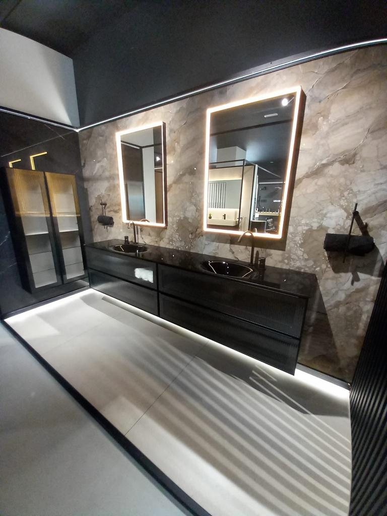 Ambiente de baño con perfilería negra y espejos retroiluminados
