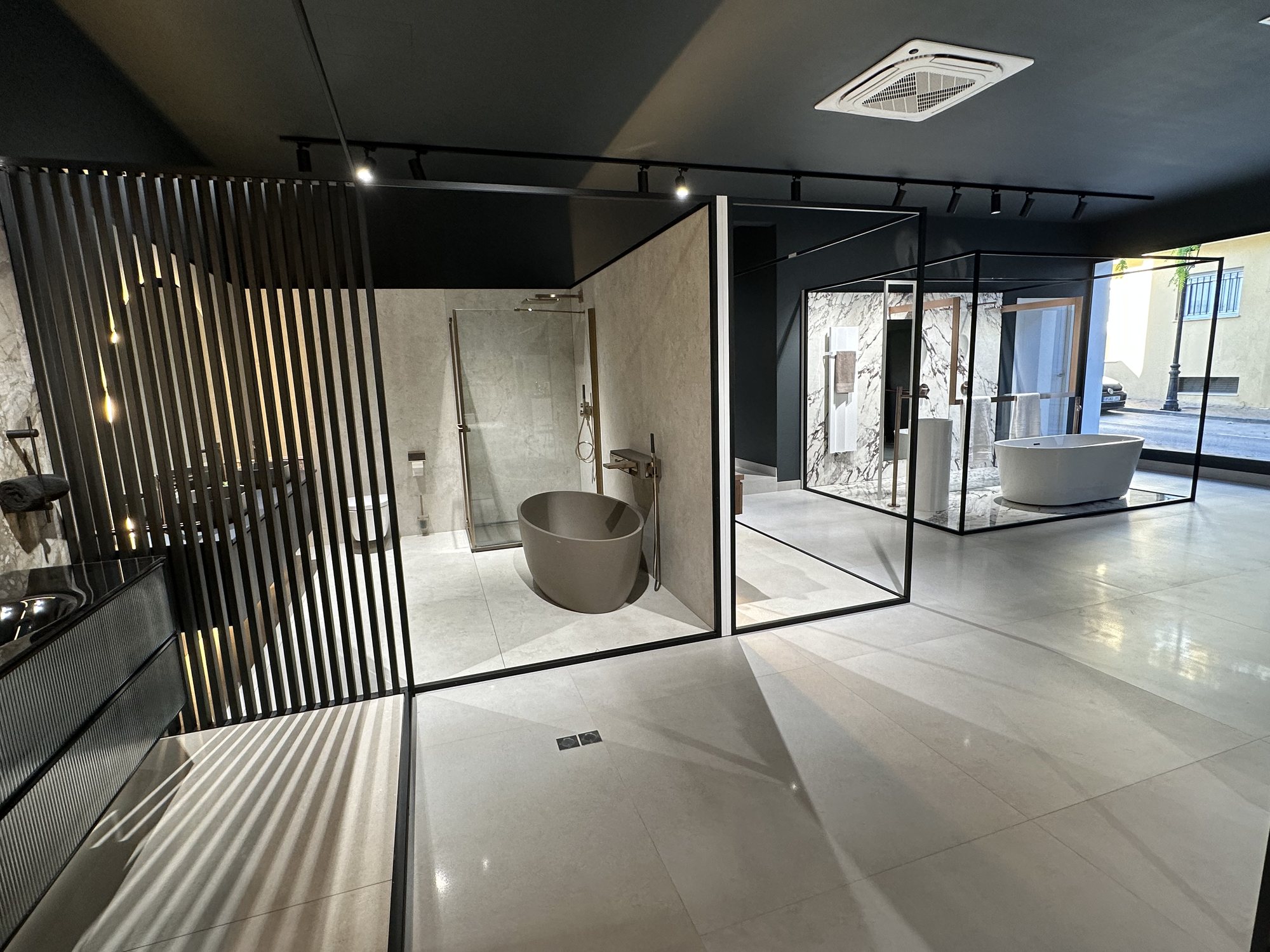 Ambientes de baño con perfilería negra