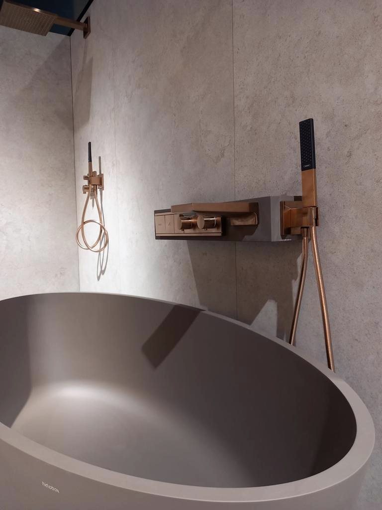 Bañera exenta con grifería de pared