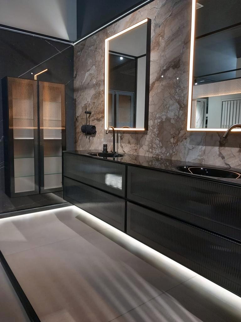 Ambiente de baño con espejos retroiluminados