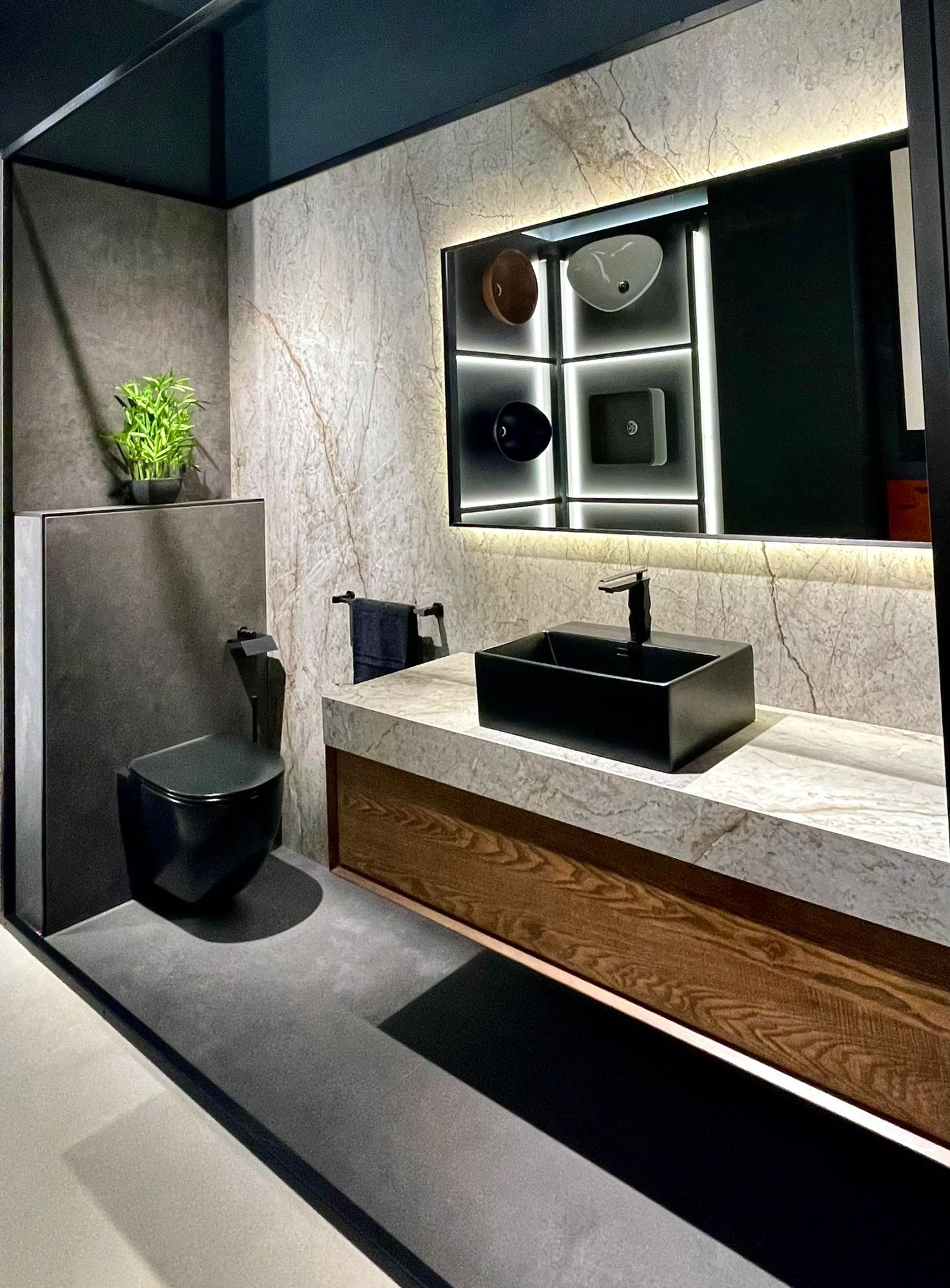 Lavabo negro sobre encimera de piedra