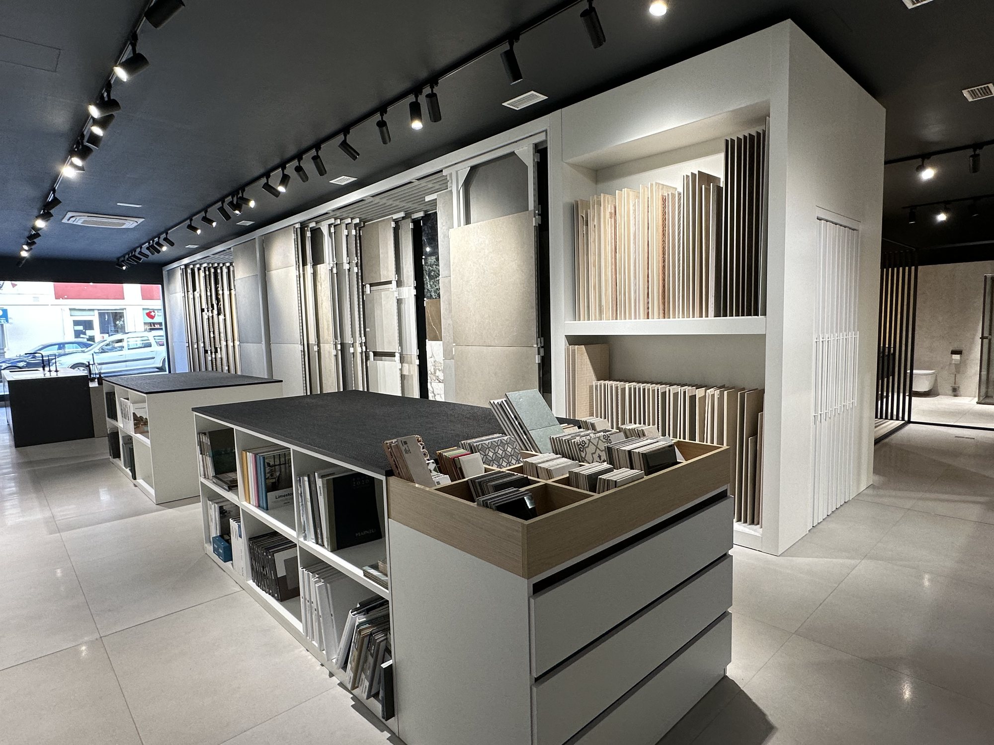 Vista general del showroom de Molina Caballero en Estepona