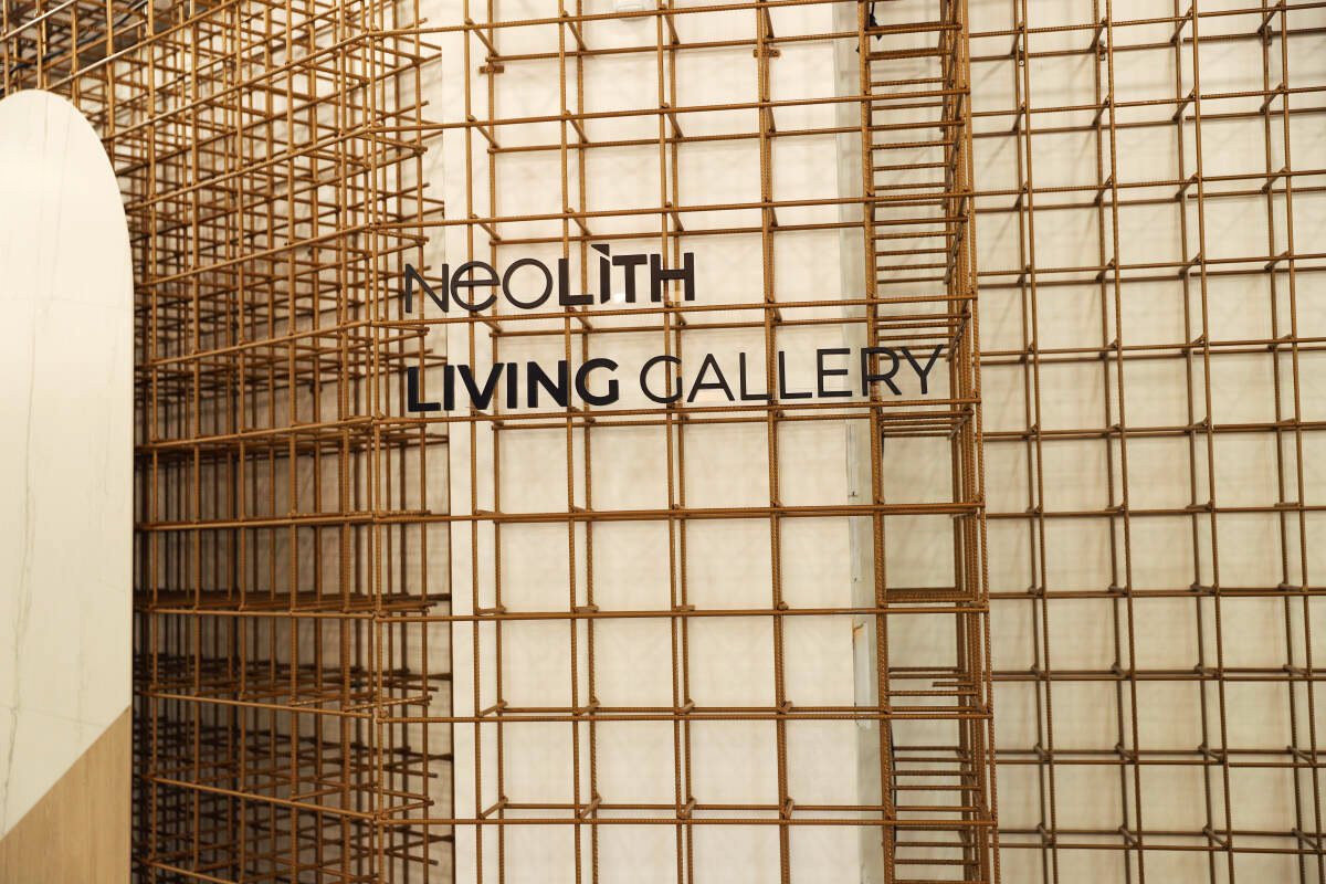 Rótulo de Neolith Living Gallery sobre la retícula