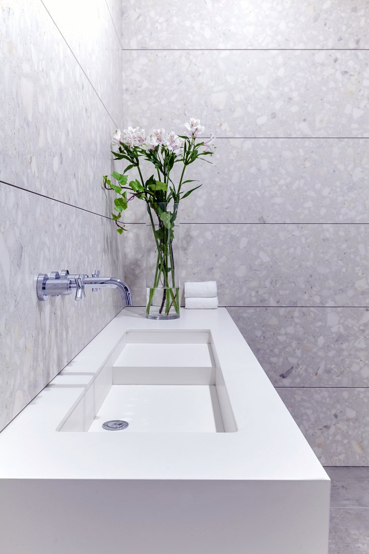 Lavabo exento revestido en Neolith
