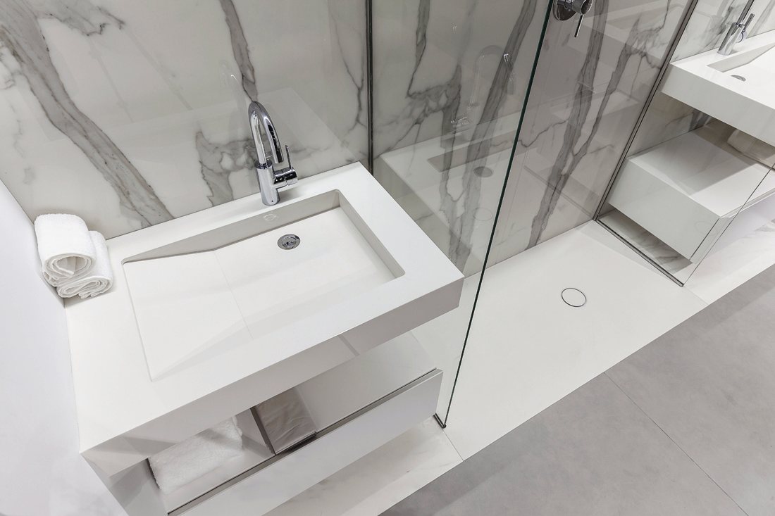 Ambiente de baño con lavabo de Neolith