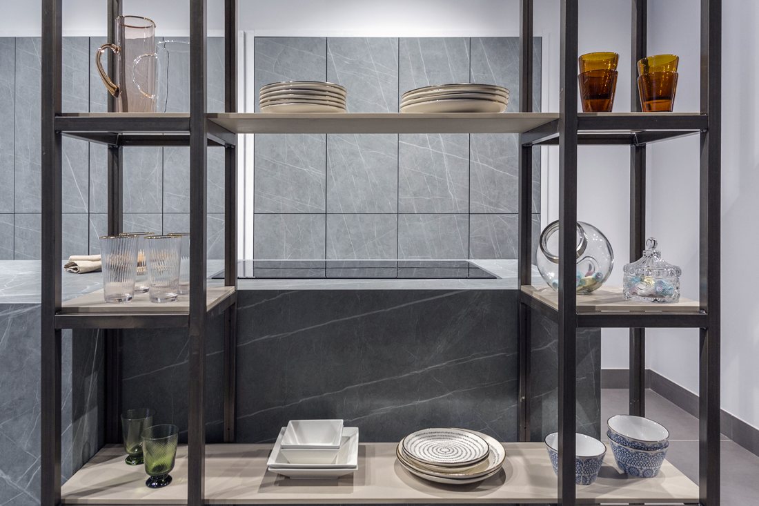 Estantería tubular con estantes de Neolith