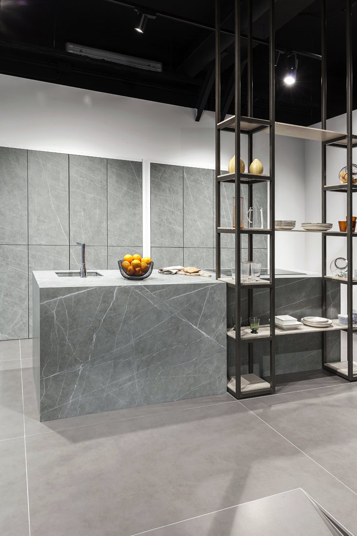 Isla de cocina con estantería tubular