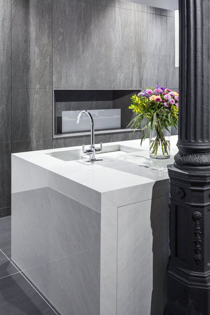 Isla de cocina revestida en Neolith