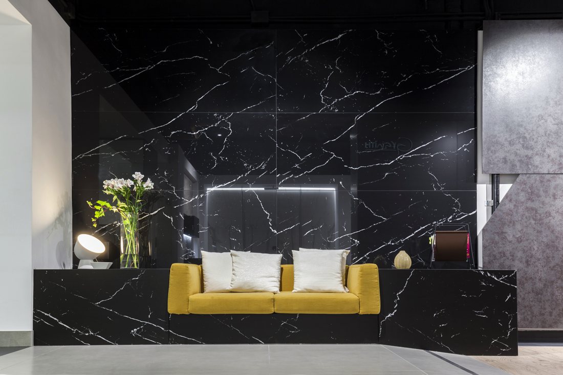Zona de estar con chimenea revestida en Neolith