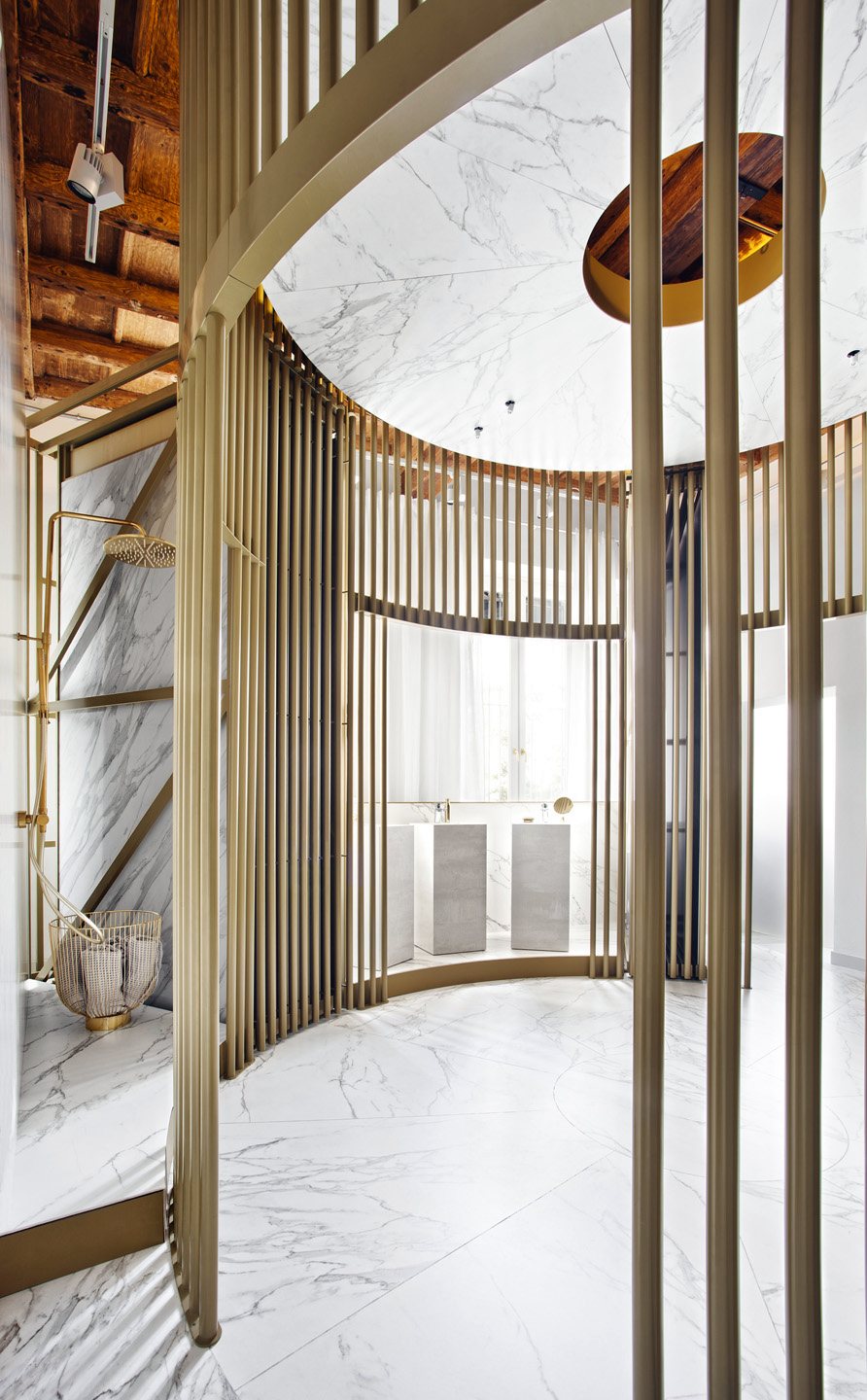Lamas doradas y revestimiento de Neolith