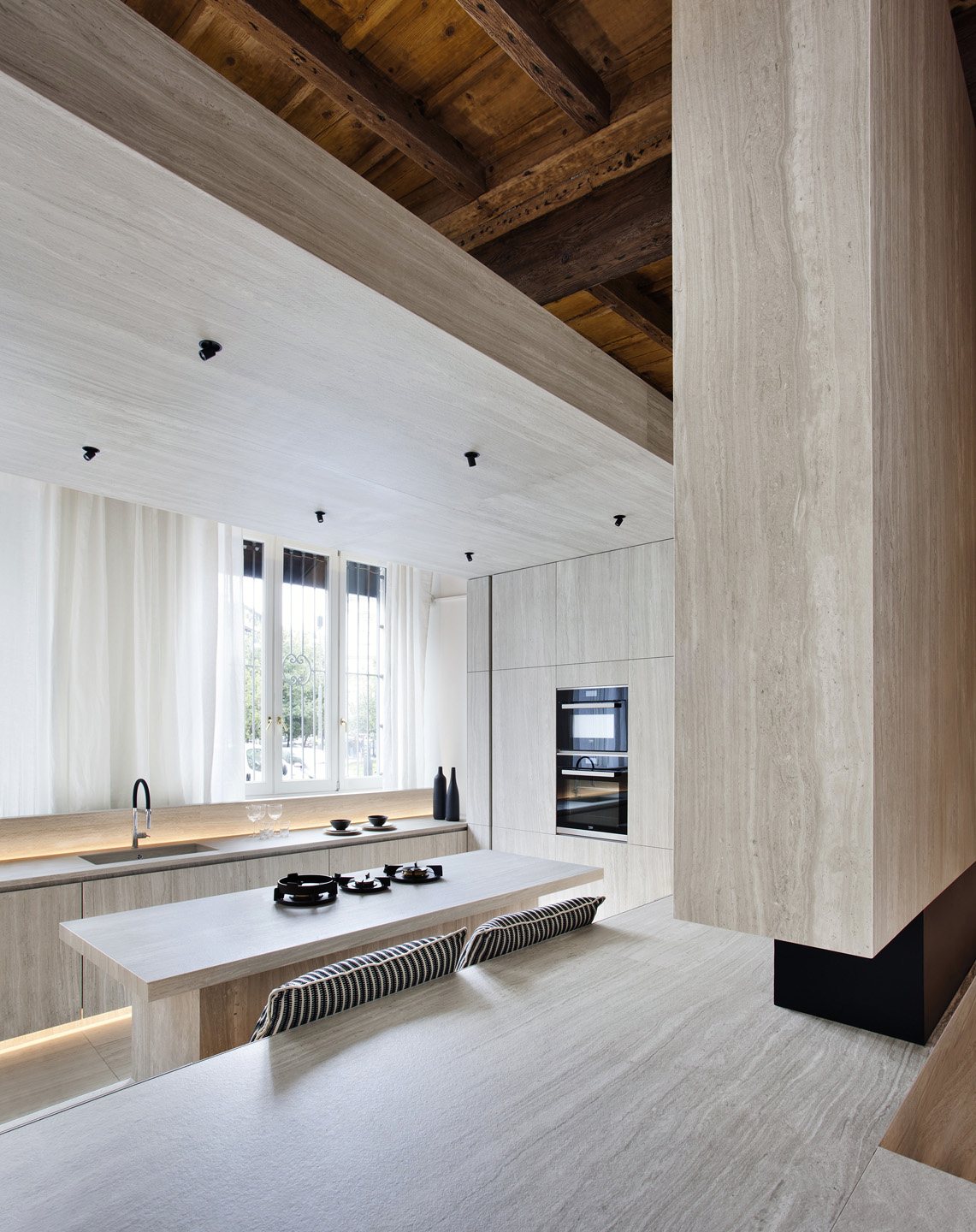 Cocina con isla y columna revestida