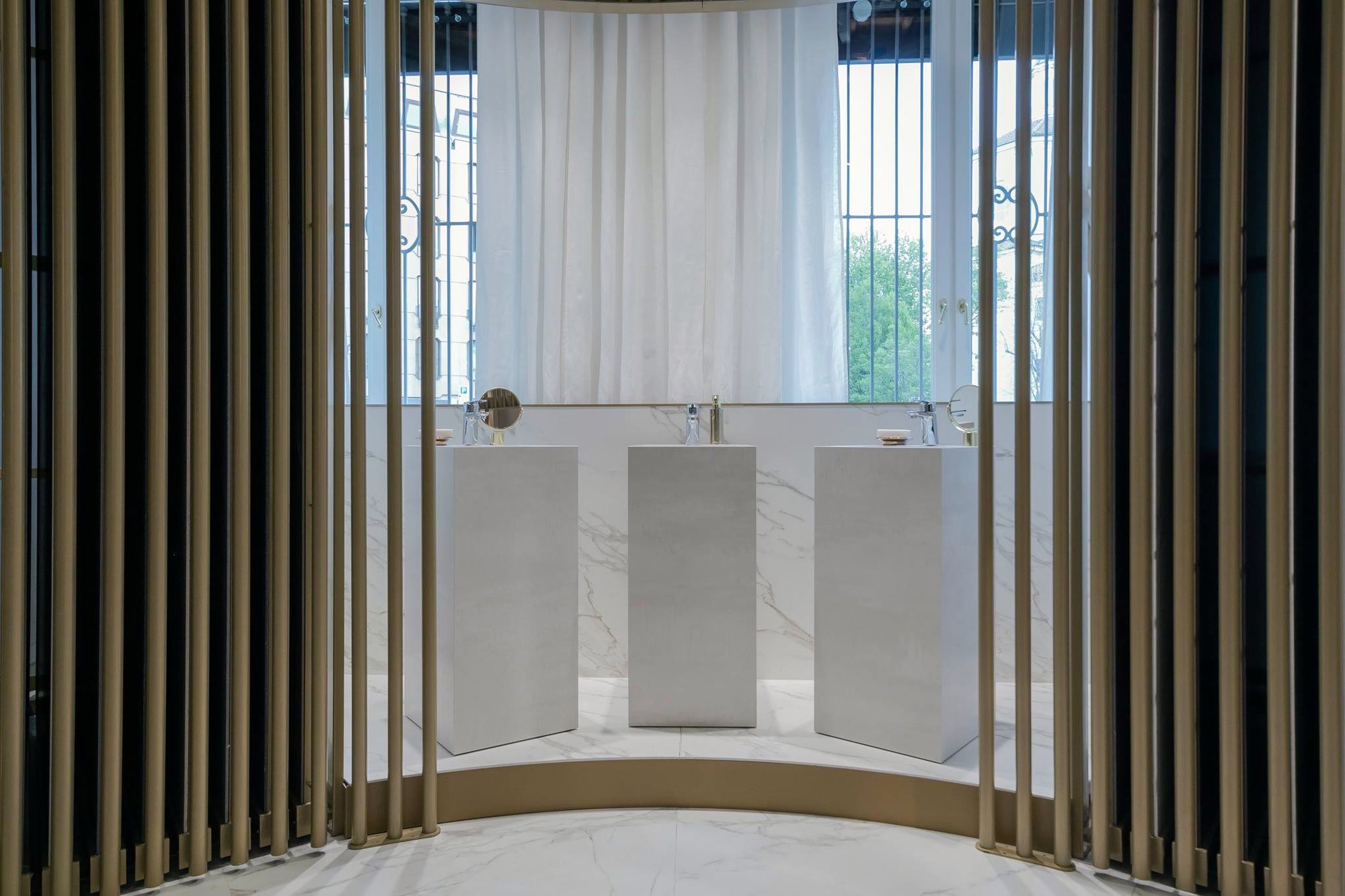 Lavabos de Neolith en la sala circular