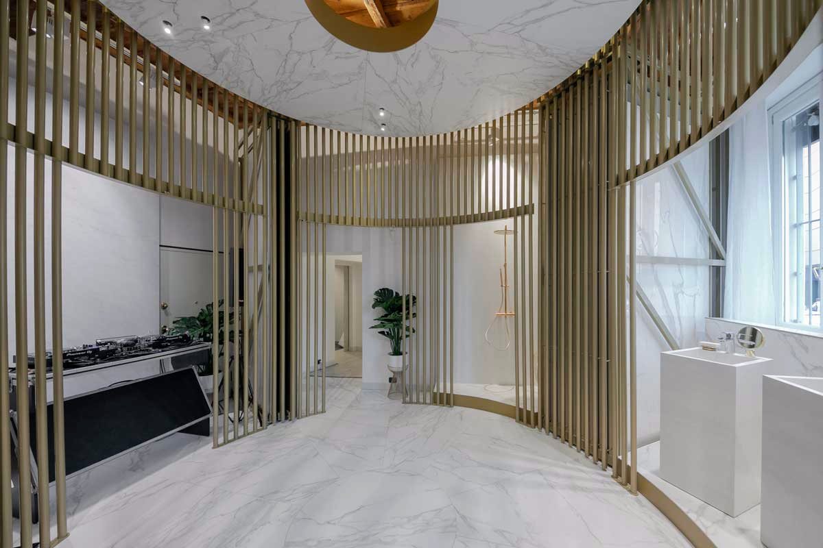 Sala circular con lamas doradas