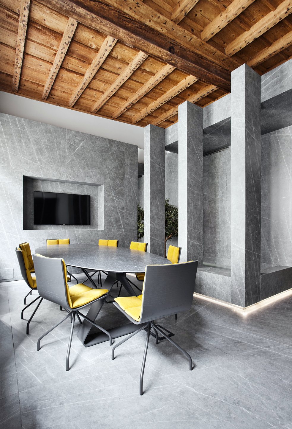 Sala de reuniones bajo techo de madera