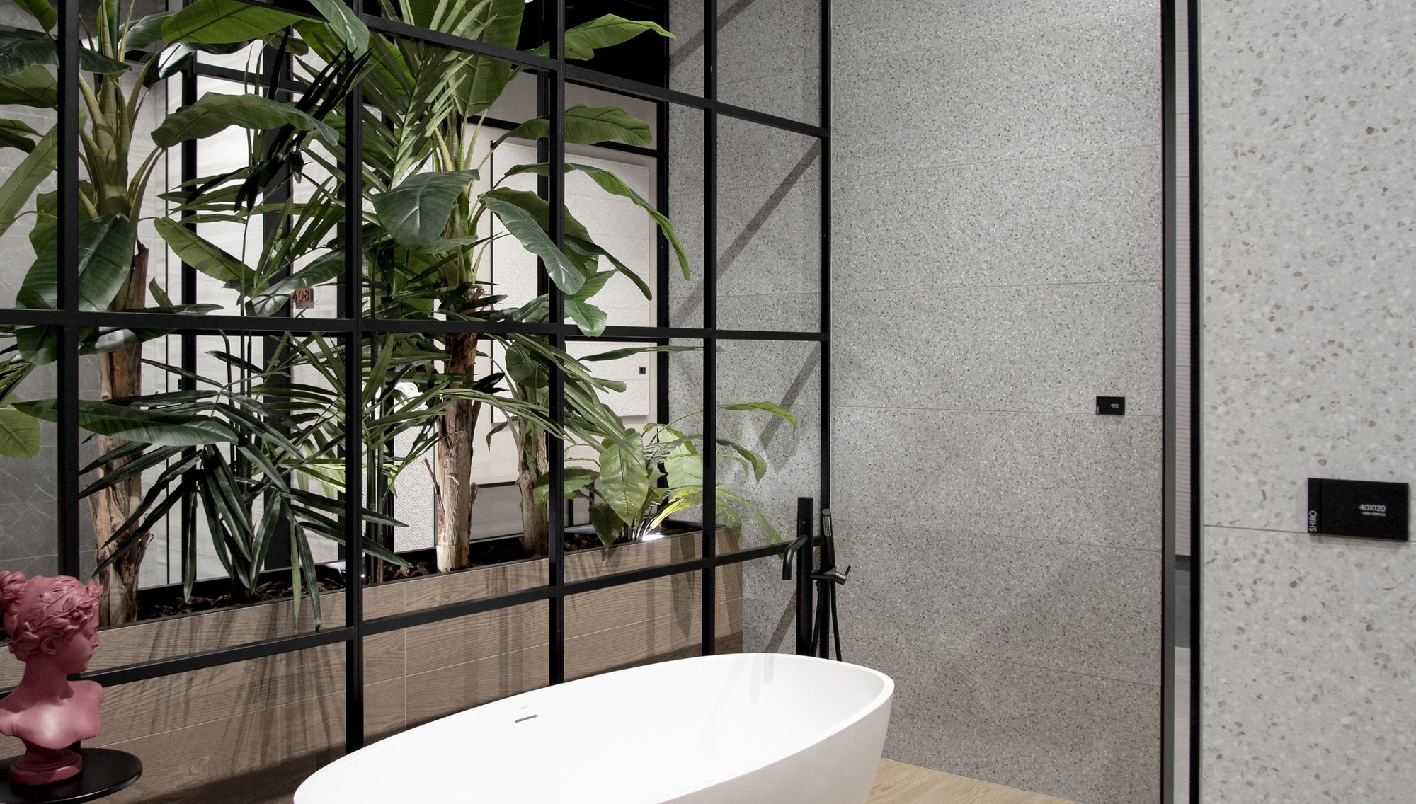 Baño con espejo semicircular