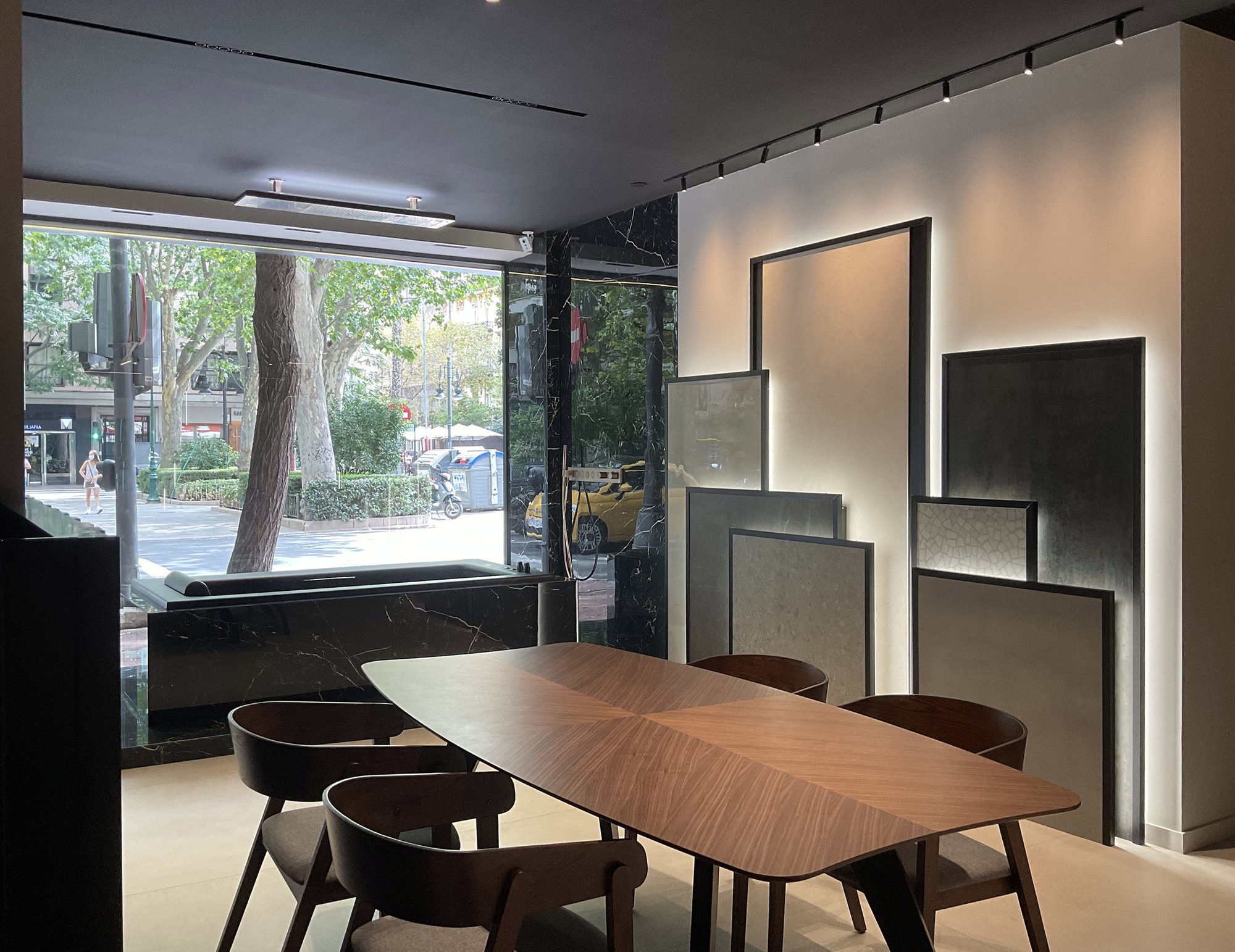 Zona de comedor junto a la cristalera
