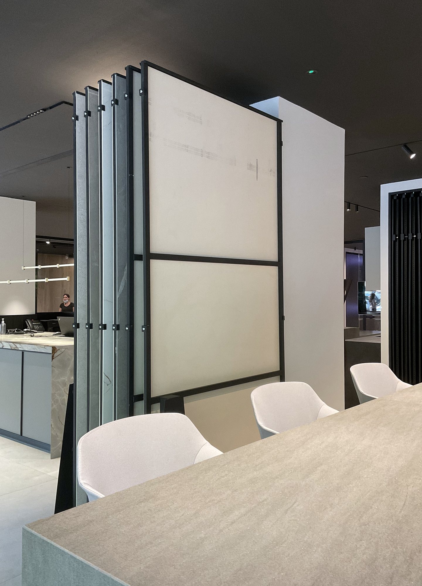 Paneles para piezas de gran formato junto a la mesa de trabajo