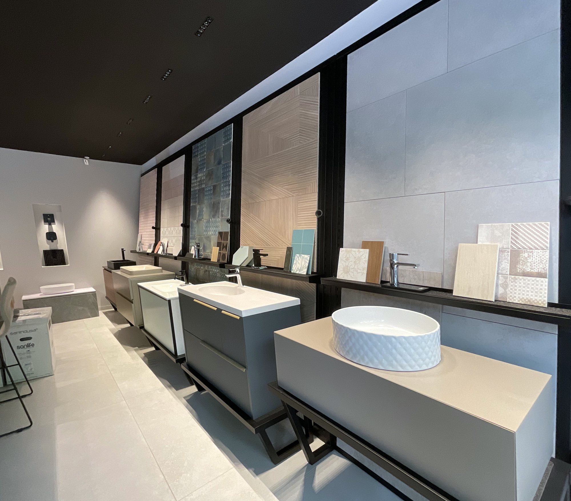 Muebles de lavabo y paneles de revestimiento junto a la cristalera