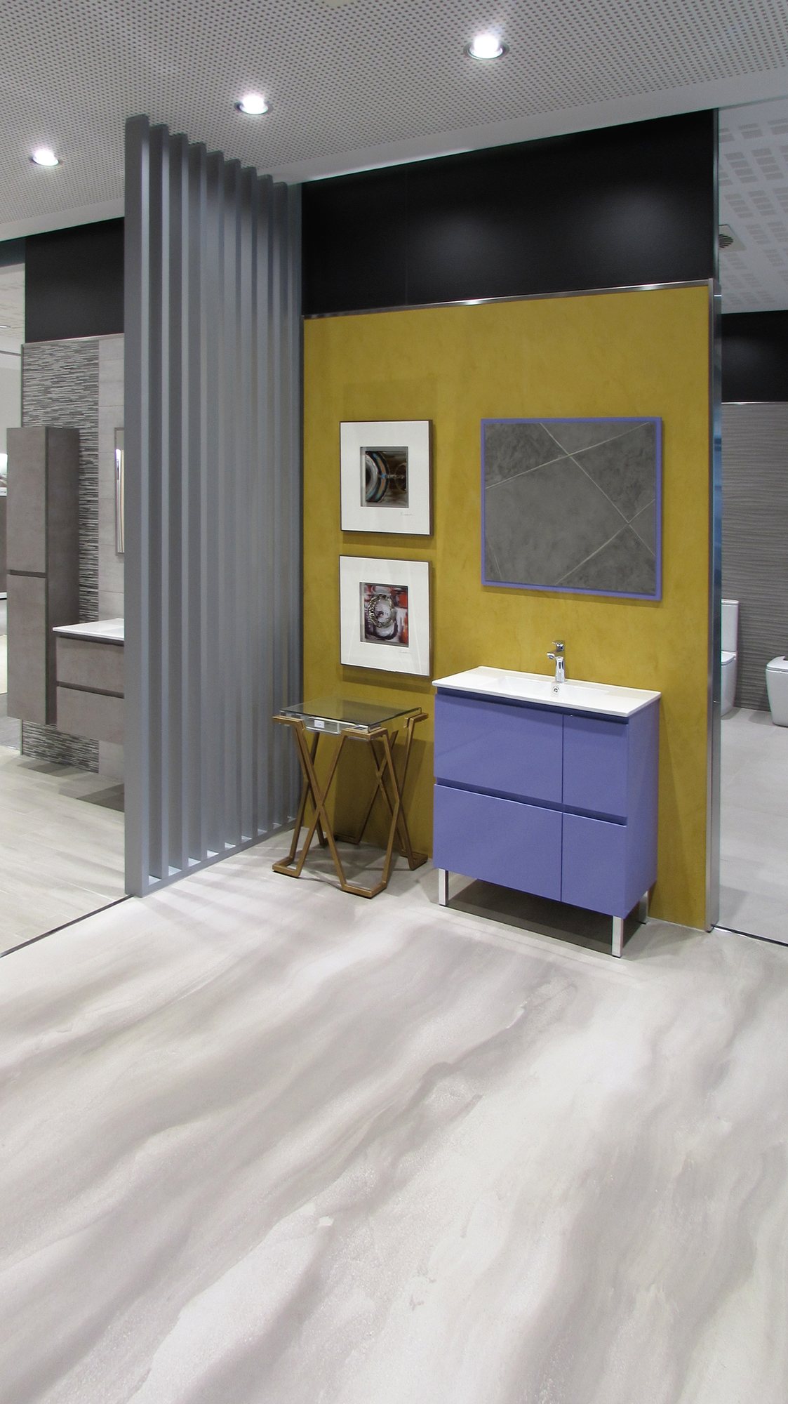Ambiente con pared amarilla y mueble lila
