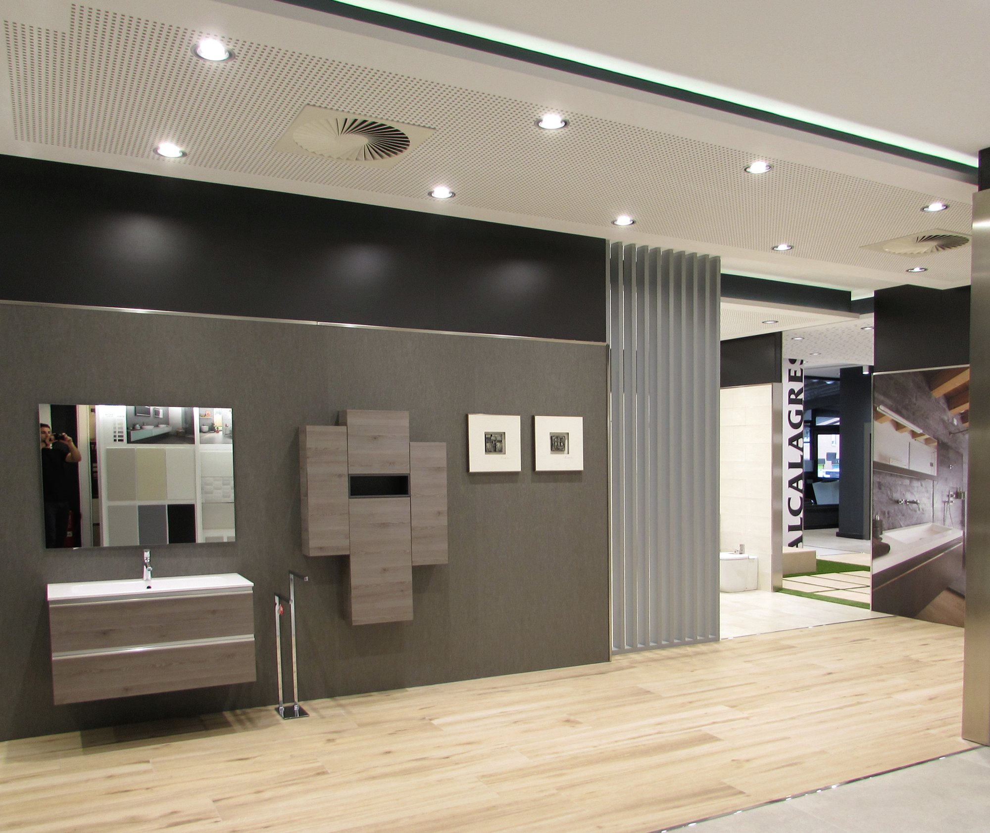 Ambiente con mueble de lavabo y pared revestida