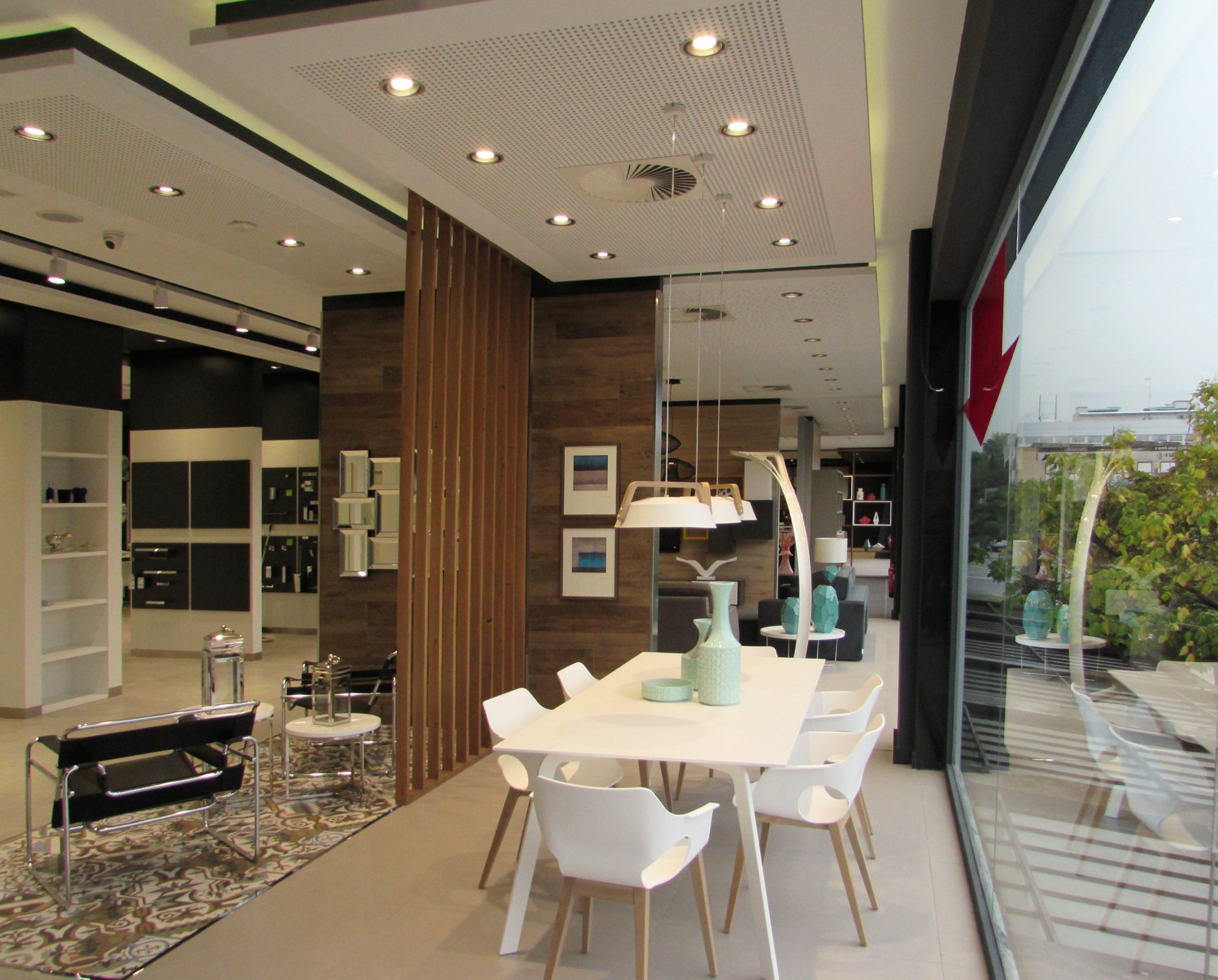 Ambiente de comedor con mesa blanca