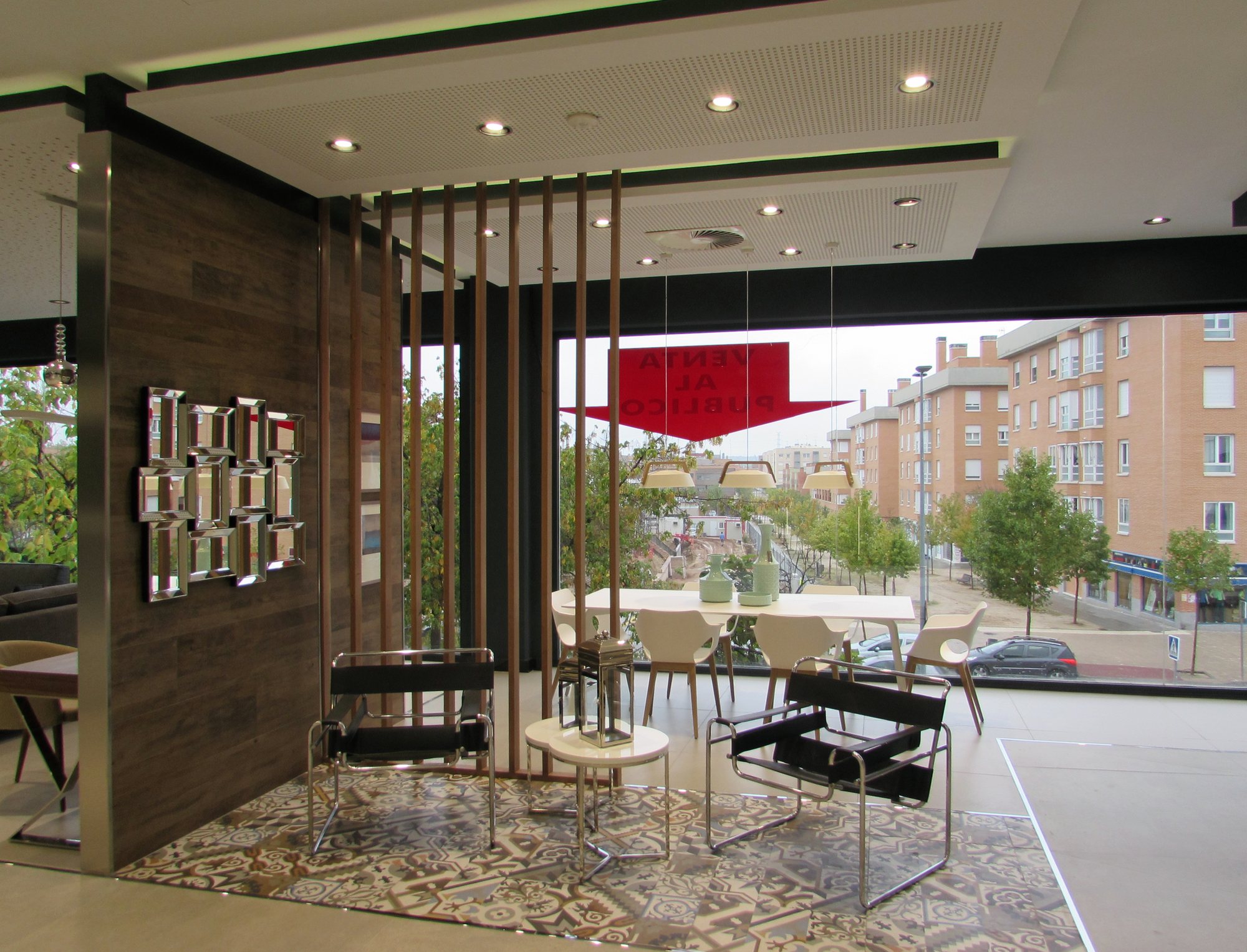 Ambiente de comedor con celosía de madera