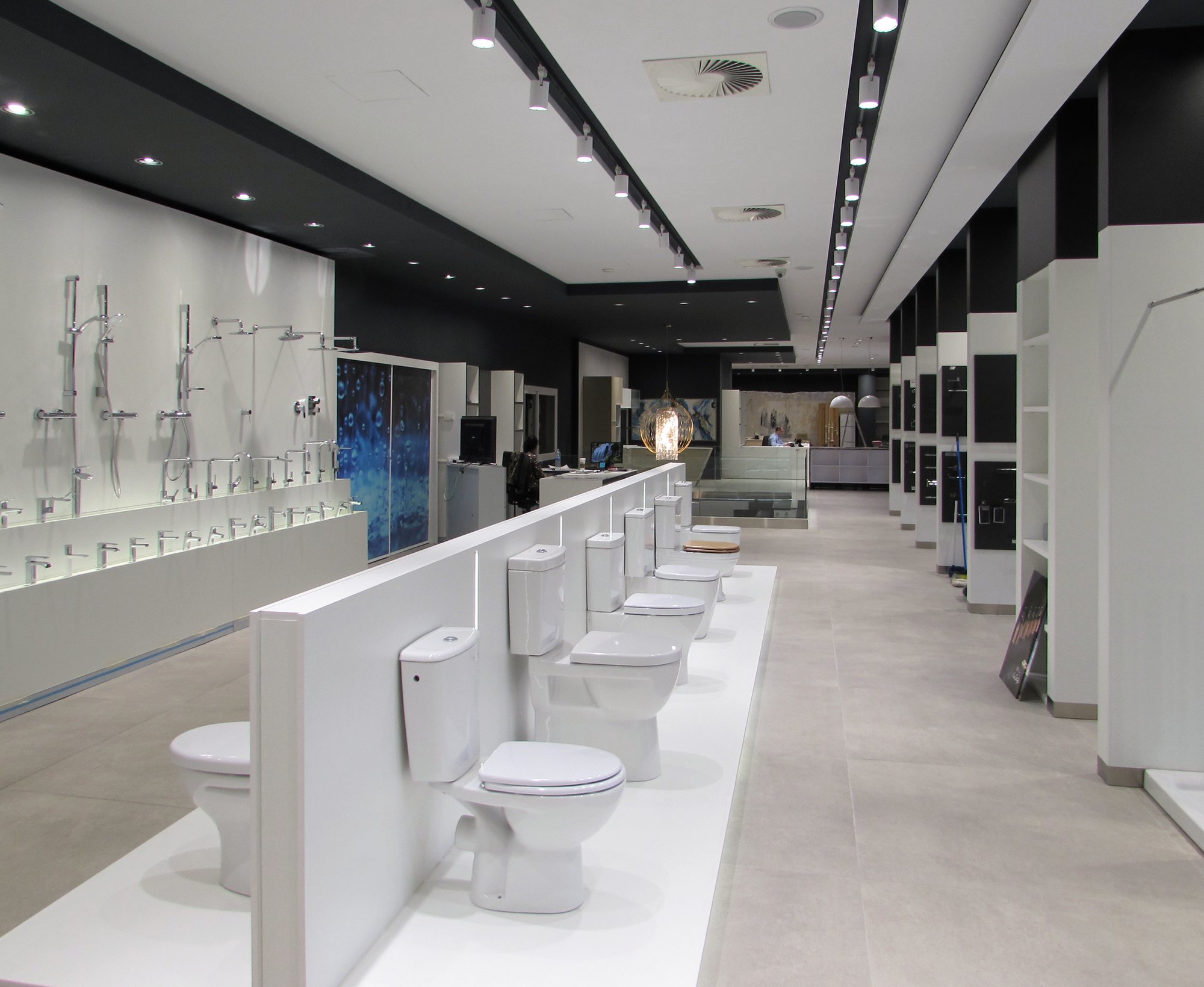 Línea de sanitarios en la planta alta