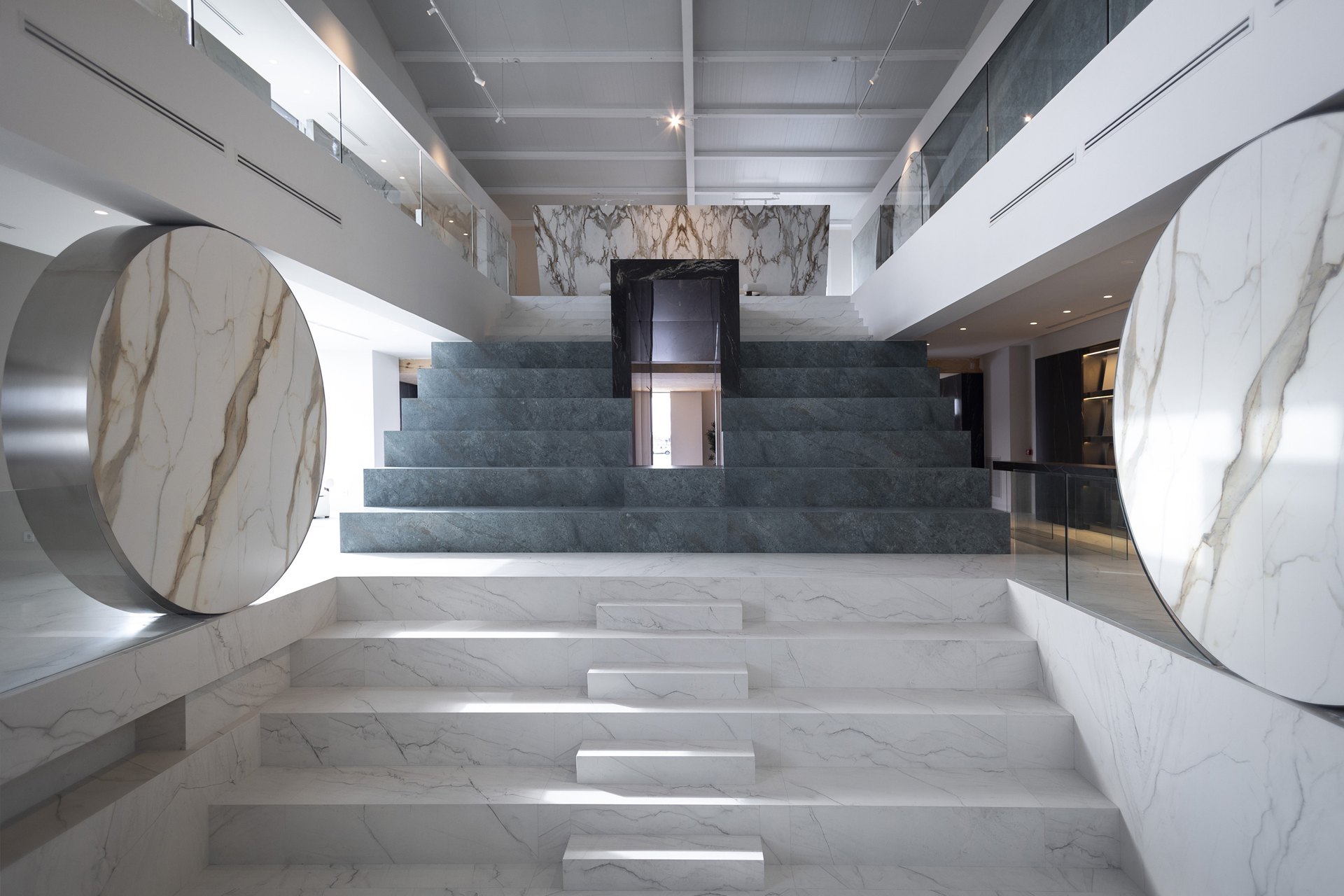 Hall de doble altura con escalinata y dos grandes círculos revestidos